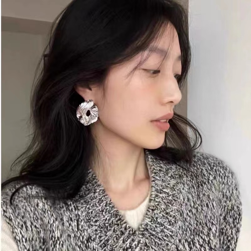 【】Wens  耳钉  爆款新品 精致耐看 华丽登场，整体细节非常令人惊喜，典雅而时尚，突显法式高雅气息