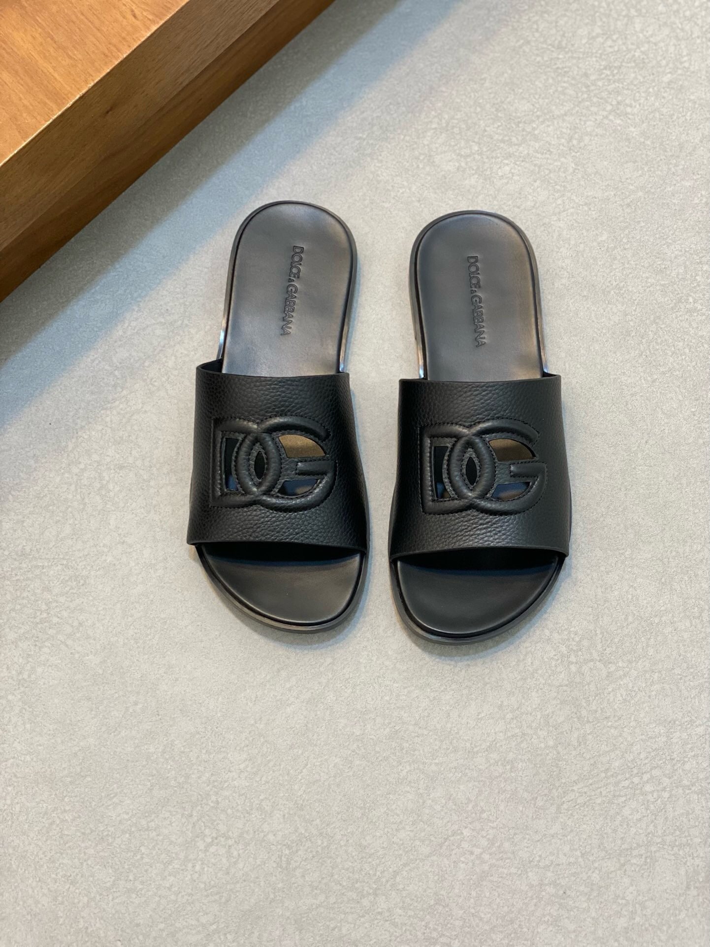 NO:216602,Brand D&G color original color matching, 38-44 standard codes, price, material, new Dolce & Gabbana style, men's slippers, 1:1 high-end quality, first-layer cowhide embossed material, matched with classic logo, casual, fashionable, comfortable, high-quality and boutique, must-have in summer!  ,D&G Slippers - Sandals,Dolce&Gabbana,Dolce&Gabbana,sandals,slippers,cowhide19860909品牌D&G 颜色原版配色 码数38-44标准码 价格 材质杜嘉班纳新款 男士 拖鞋,1:1高端品质,头层牛皮压花材质 搭配经典logo,休闲 时尚 舒适型,高品质精品,夏季必备哦！,D&G 拖鞋-凉鞋,Dolce&Gabbana,Dolce&Gabbana,sandals,slippers,cowhide,Men's shoes