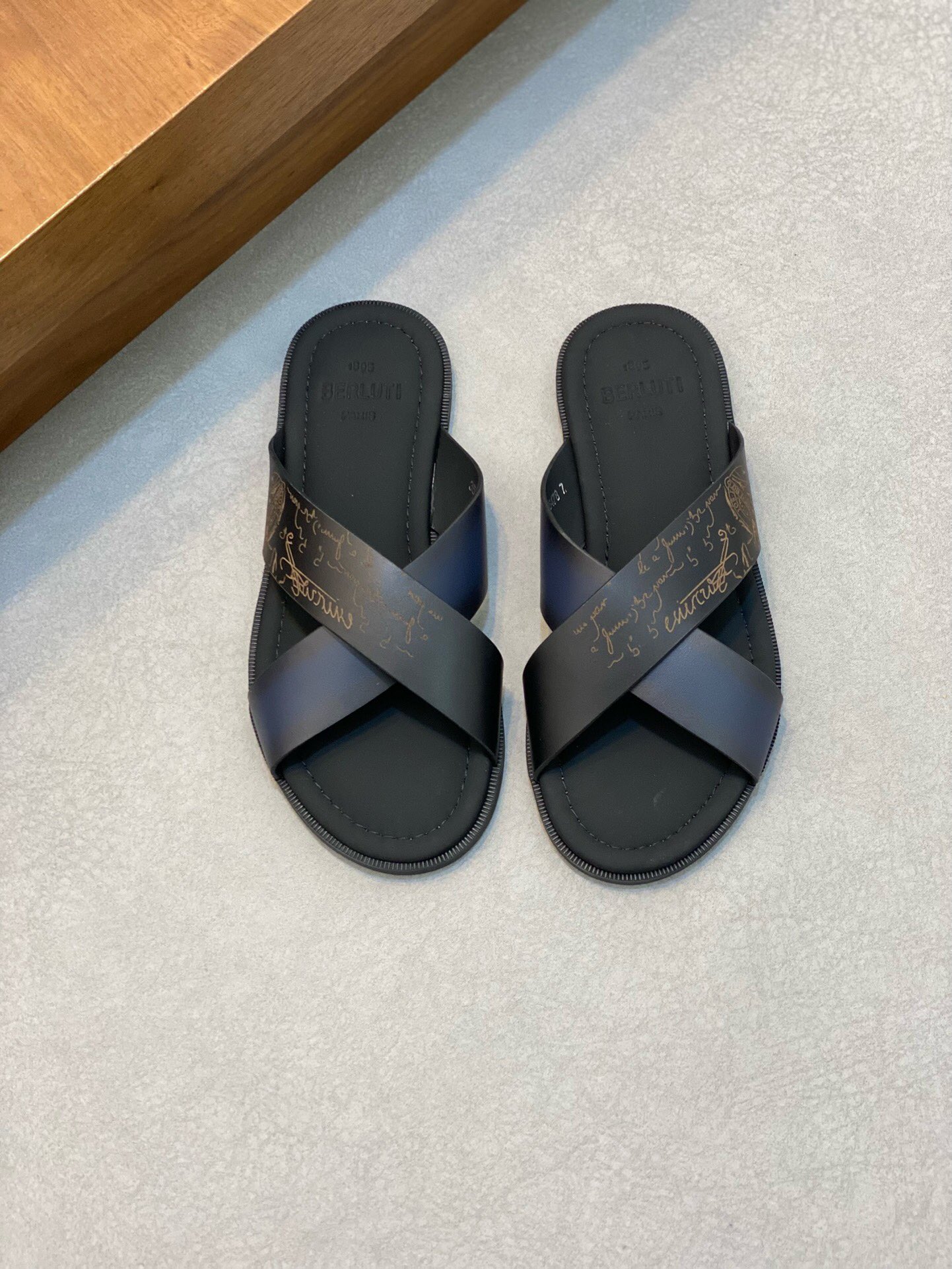 NO:216849,Brand Berluti original color polishing code 39-44 standard size Price Material Berluti new style Bruti high-end summer men's slippers The upper is made of imported cowhide, pure hand-made color polishing technology, pure handmade, luxury materials imported tyre inside Low-key and luxury and integration Original rubber outsole, Bruti-slippers-sandals, sandals, slippers, cowhide19860909品牌Berluti 颜色原版擦色 码数39-44标准码 价格 材质伯尔鲁帝新款 布鲁提 高端夏季男士拖鞋 鞋面选用进口头层牛皮,纯手工擦色工艺,纯手工制作、奢侈用料进口胎牛内里 低调与奢华与一体 原版橡胶大底,布鲁提-拖鞋-凉鞋,sandals,slippers,cowhide,Men's shoes