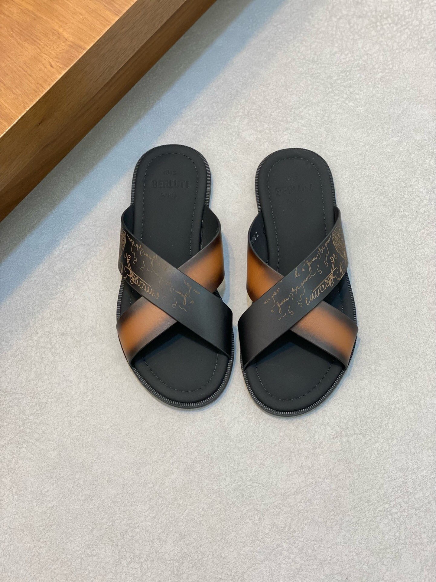 NO:217942,Brand Berluti original color polishing code 39-44 standard size Price Material Berluti new style Bruti high-end summer men's slippers The upper is made of imported cowhide, pure hand-made color polishing technology, pure handmade, luxury materials imported tyre inside Low-key and luxury and integration Original rubber outsole, Bruti-slippers-sandals, sandals, slippers, cowhide19860909品牌Berluti 颜色原版擦色 码数39-44标准码 价格 材质伯尔鲁帝新款 布鲁提 高端夏季男士拖鞋 鞋面选用进口头层牛皮,纯手工擦色工艺,纯手工制作、奢侈用料进口胎牛内里 低调与奢华与一体 原版橡胶大底,布鲁提-拖鞋-凉鞋,sandals,slippers,cowhide,Men's shoes