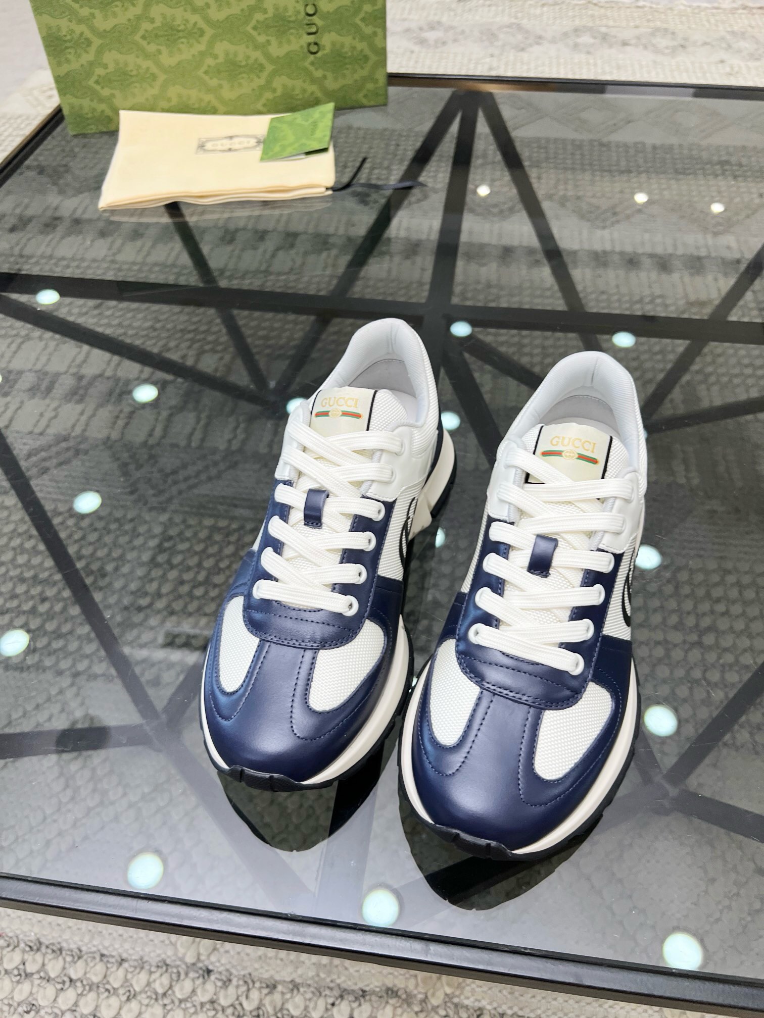 NO:218330,Brand G U C C I Color Original Color Code Number 38-44 Standard Code Price Material Guqi Top-notch · Original Individual Product!  Premium and trendy men's sports and casual shoes!  A unique personality!  The upper is made of imported cowhide with Guqi printed logo spliced ​​cowhide inner lining. The original molded sole is high-quality and worthy of possession. Guqi casual shoes, cowhide19860909品牌G U C C I 颜色原版配色 码数38-44标准码 价格 材质古奇顶级·原单货！精品好货潮男运动休闲鞋！与众不同的个性！鞋面采用进口牛皮搭配古奇印花logo拼接牛皮内里 原版开模大底、高品质值得拥有,古奇 休闲鞋,cowhide,Men's shoes