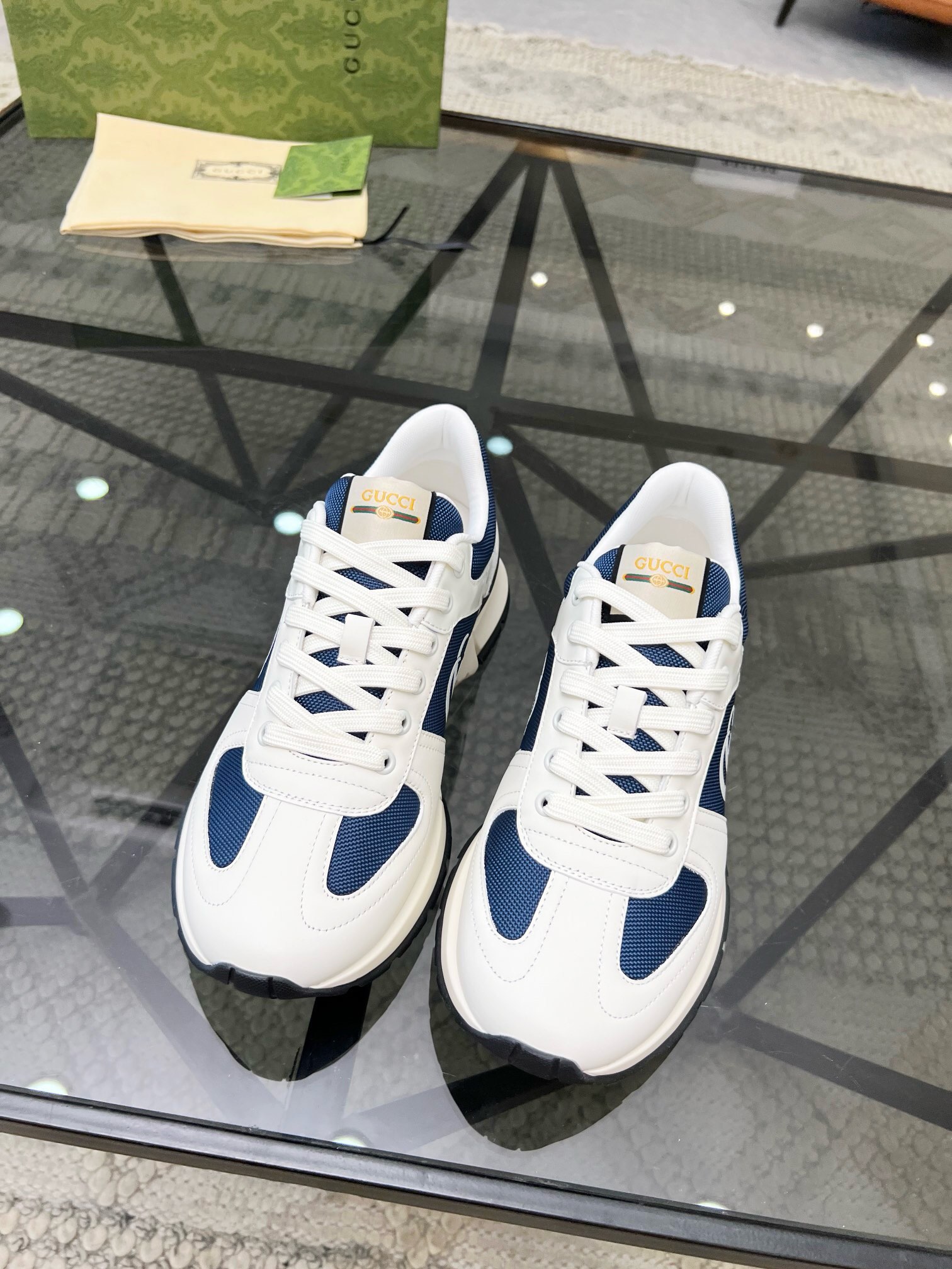 NO:218132,Brand G U C C I Color Original Color Code Number 38-44 Standard Code Price Material Guqi Top-notch · Original Individual Product!  Premium and trendy men's sports and casual shoes!  A unique personality!  The upper is made of imported cowhide with Guqi printed logo spliced ​​cowhide inner lining. The original molded sole is high-quality and worthy of possession. Guqi casual shoes, cowhide19860909品牌G U C C I 颜色原版配色 码数38-44标准码 价格 材质古奇顶级·原单货！精品好货潮男运动休闲鞋！与众不同的个性！鞋面采用进口牛皮搭配古奇印花logo拼接牛皮内里 原版开模大底、高品质值得拥有,古奇 休闲鞋,cowhide,Men's shoes