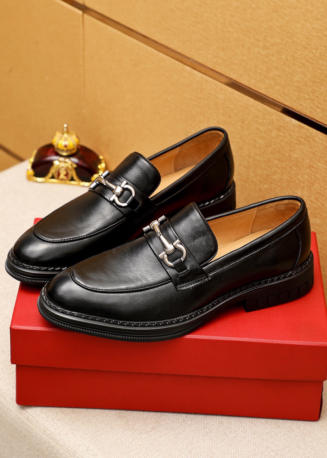 P240 💐 
商品商标：Ferragamo「 菲拉格慕」休闲皮鞋
正码码数:   38-44（45.46🉑️订制）
商品材料：精选 进口小牛皮鞋面+经典五金扣，进口水染牛🐂皮内里。强烈立体视觉效果，橡胶大底
颜        色：1⃣️色可选