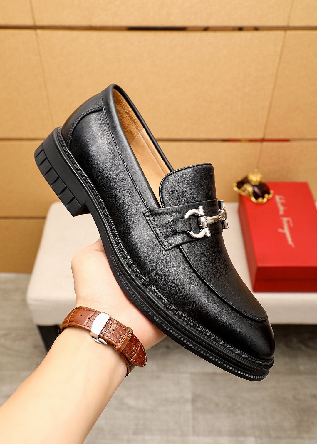 P240 💐 
商品商标：Ferragamo「 菲拉格慕」休闲皮鞋
正码码数:   38-44（45.46🉑️订制）
商品材料：精选 进口小牛皮鞋面+经典五金扣，进口水染牛🐂皮内里。强烈立体视觉效果，橡胶大底
颜        色：1⃣️色可选