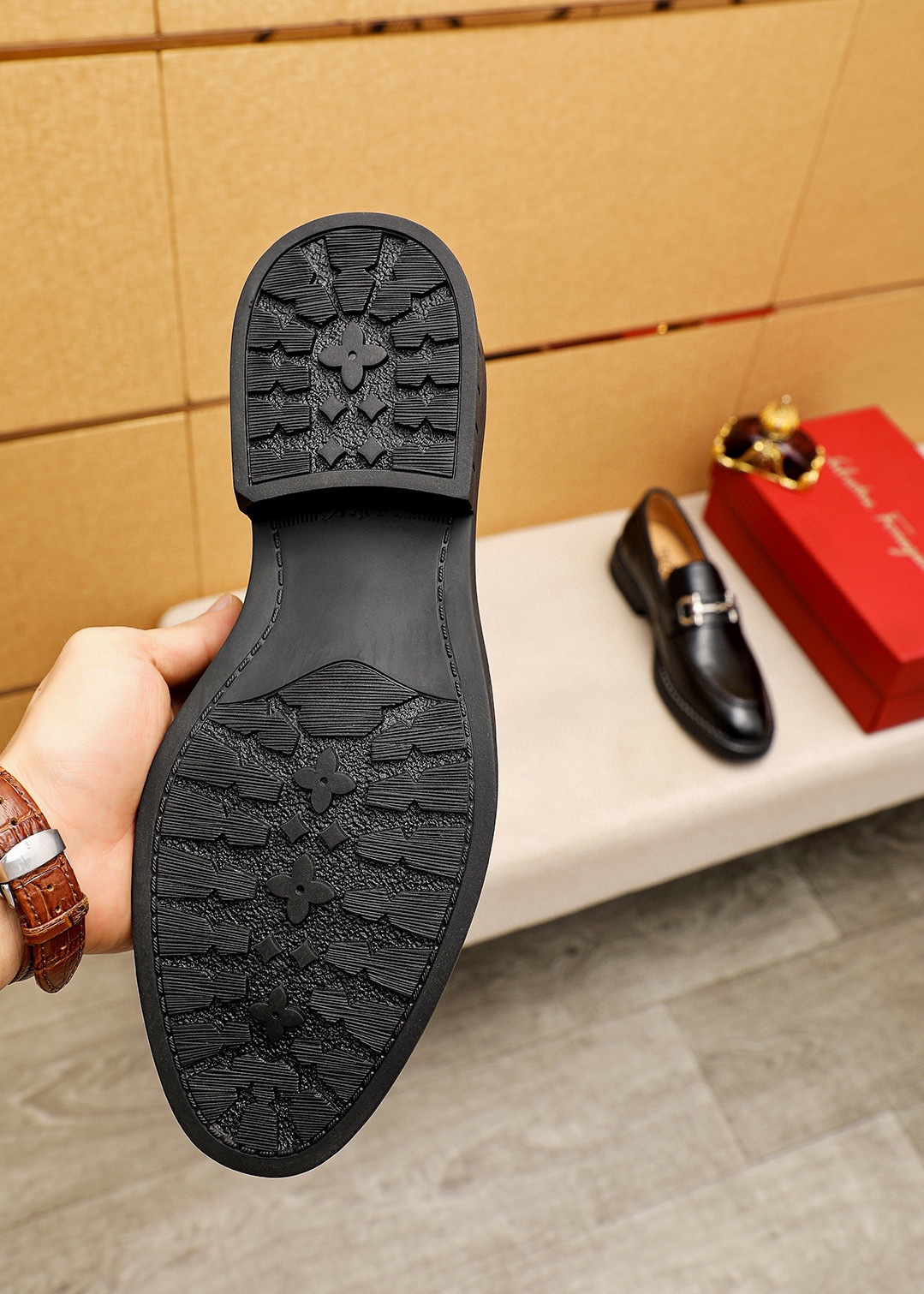 P240 💐 
商品商标：Ferragamo「 菲拉格慕」休闲皮鞋
正码码数:   38-44（45.46🉑️订制）
商品材料：精选 进口小牛皮鞋面+经典五金扣，进口水染牛🐂皮内里。强烈立体视觉效果，橡胶大底
颜        色：1⃣️色可选