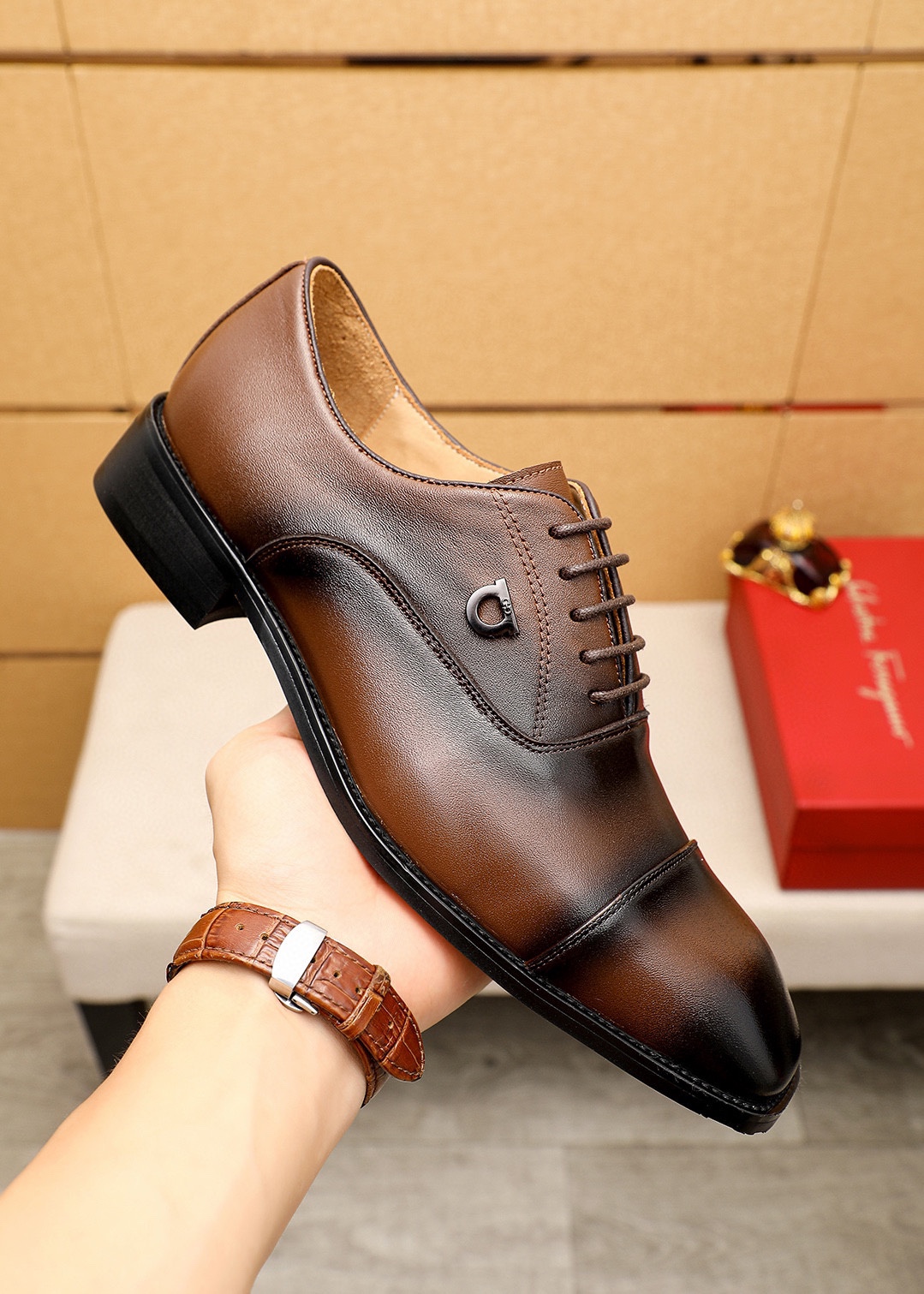 P240 💐 
商品商标：Ferragamo「 菲拉格慕」商务皮鞋
正码码数:   38-44（45.46🉑️订制）
商品材料：精选 进口小牛皮鞋面，进口水染牛🐂皮内里。强烈立体视觉效果，橡胶大底
颜        色：2⃣️色可选