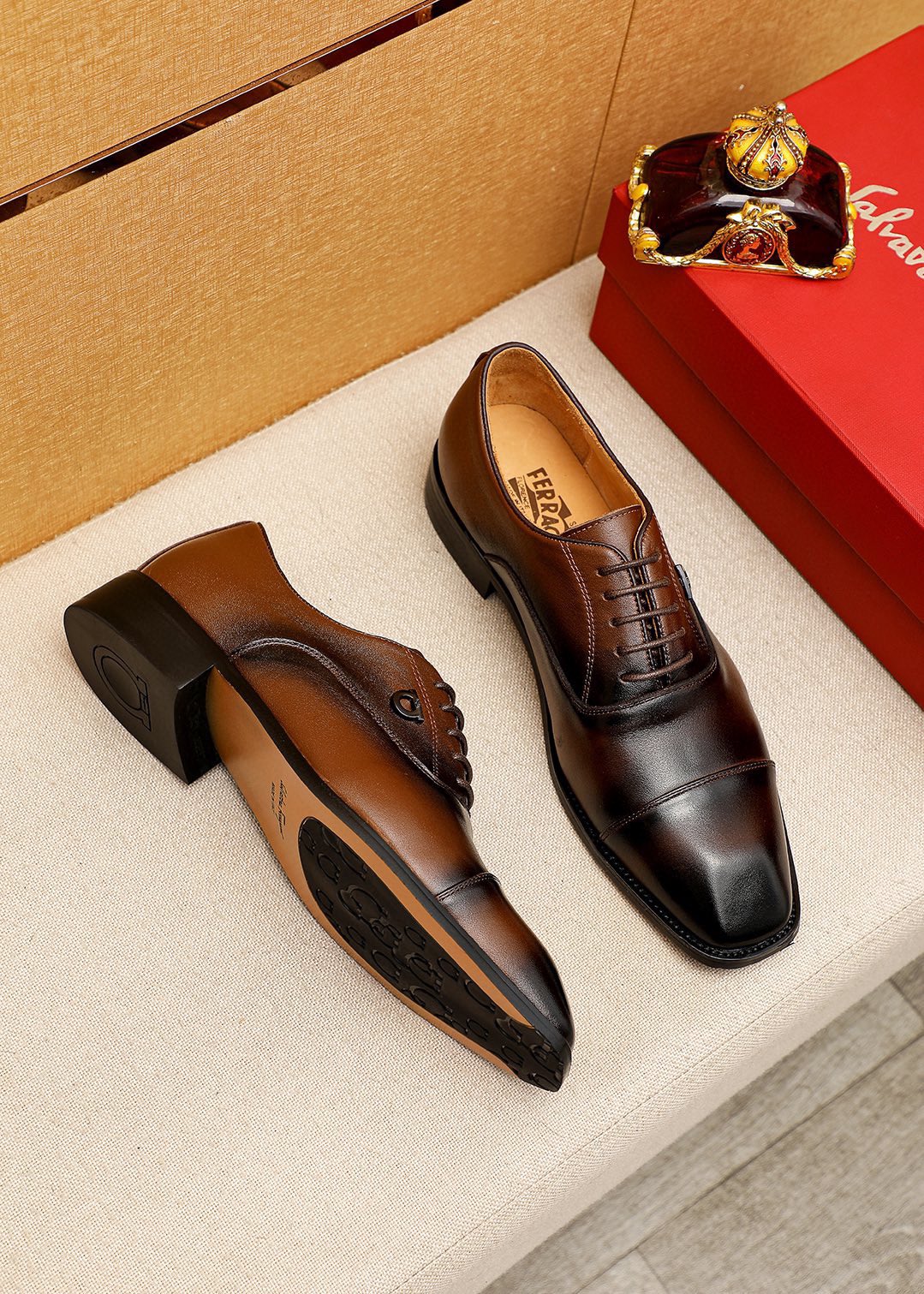 P240 💐 
商品商标：Ferragamo「 菲拉格慕」商务皮鞋
正码码数:   38-44（45.46🉑️订制）
商品材料：精选 进口小牛皮鞋面，进口水染牛🐂皮内里。强烈立体视觉效果，橡胶大底
颜        色：2⃣️色可选