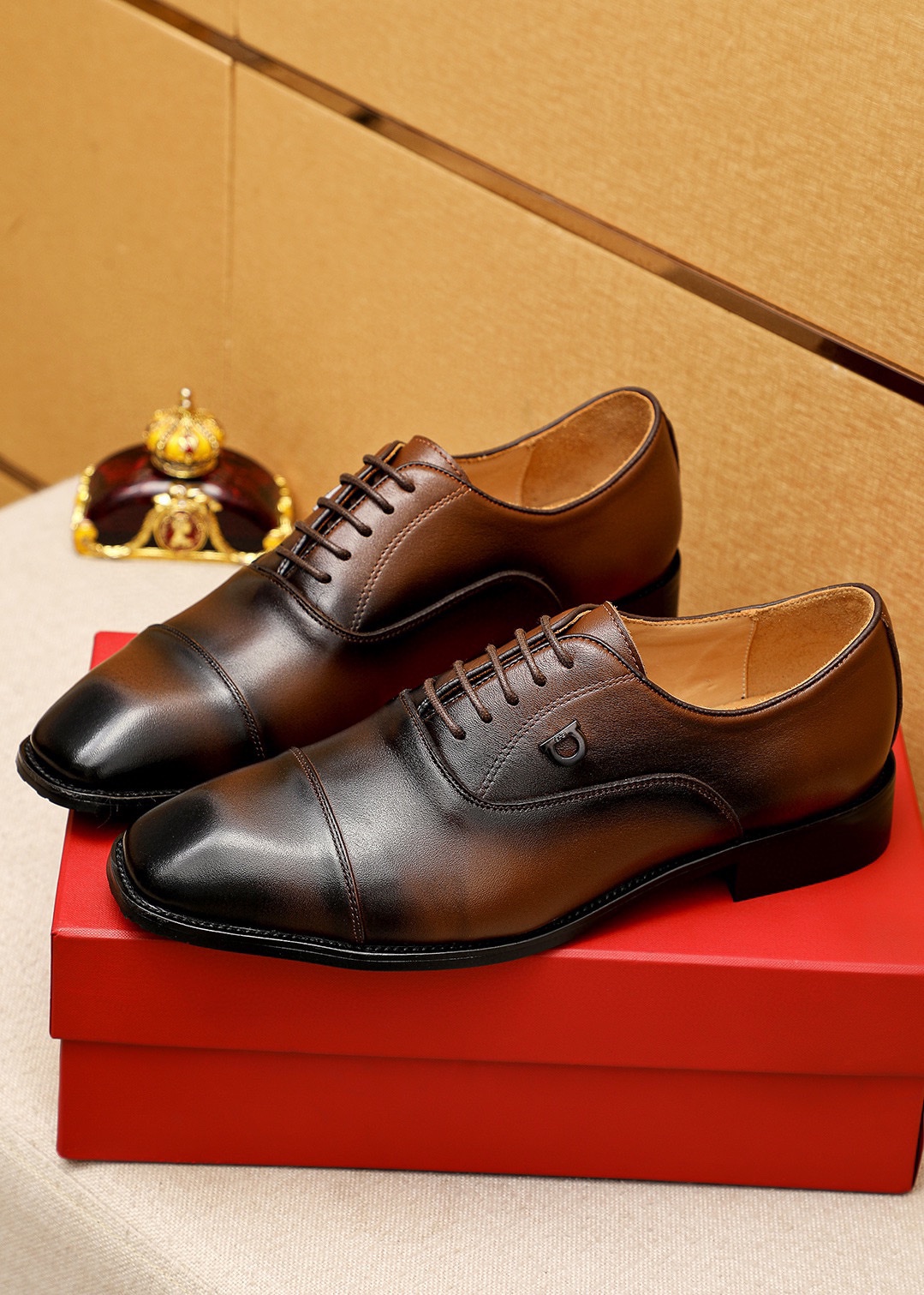 P240 💐 
商品商标：Ferragamo「 菲拉格慕」商务皮鞋
正码码数:   38-44（45.46🉑️订制）
商品材料：精选 进口小牛皮鞋面，进口水染牛🐂皮内里。强烈立体视觉效果，橡胶大底
颜        色：2⃣️色可选