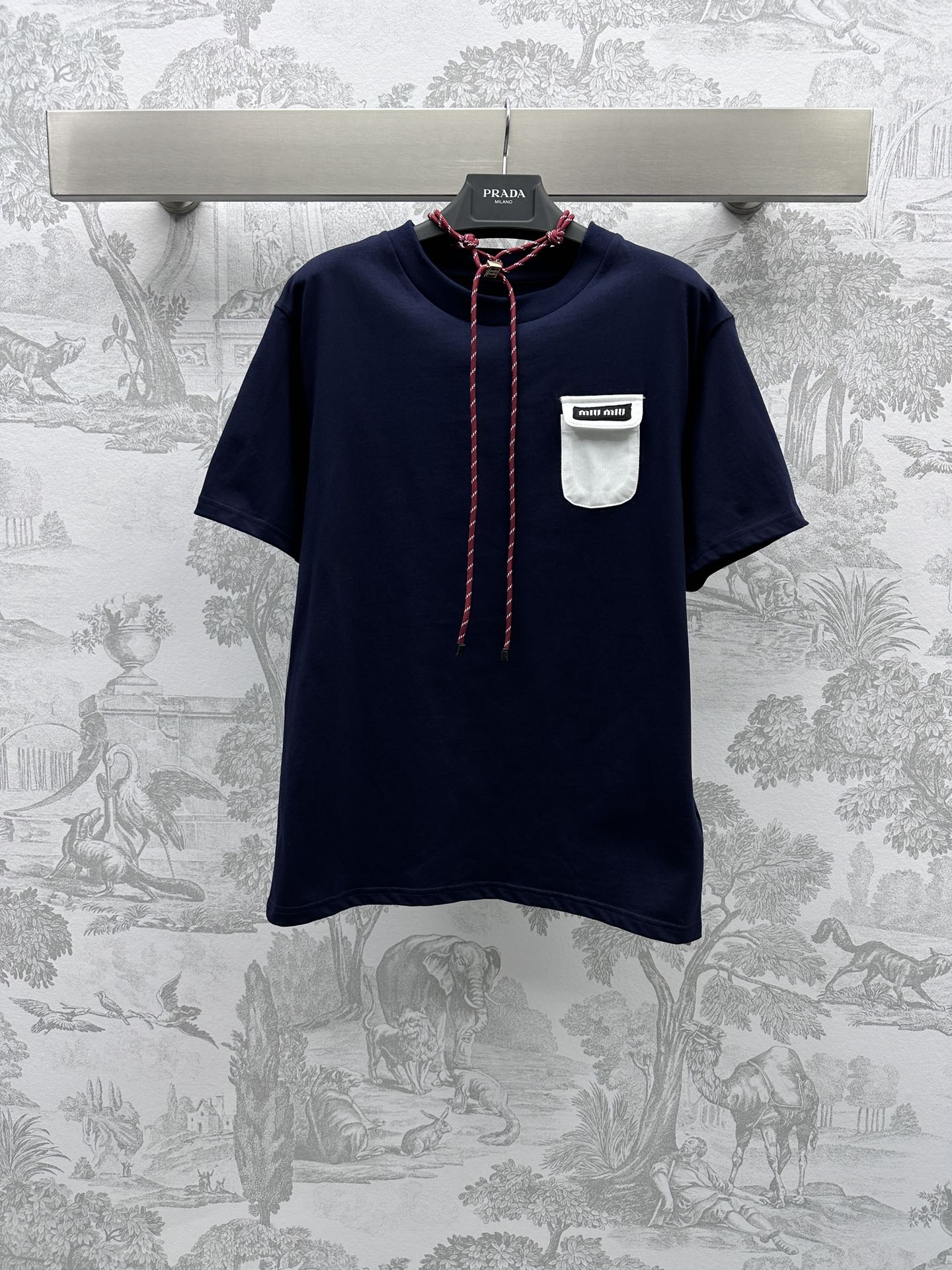 NO:696459,Miumi* new product launches with drawstring pockets customized with YB imported cotton material. Comfortable against the skin. Good breathability. Decorated with contrasting pockets decorated with letter labels. Contrasting color rope embellishments. Presenting a unique and fashionable style. Layered inside in autumn and winter. Wear alone in spring and summer. It is a single product that can be worn all year round. Simple and advanced. Development of fabrics and accessories. Regular fit tailoring. The upper body is slim and tolerant. Not picky about body shape. High version 4 colors,,miumiu,19860909Miumi*新品上架抽绳口袋定制YB进口全棉材质 贴肤舒适 透气性佳 饰以字母贴标撞色口袋装饰 撞色绳索点缀 呈现独特时髦风格 秋冬叠穿内搭 春夏单穿 属于一年四季皆可驾驭单品 简约又高级 面辅料开发 常规版型剪裁 上身显瘦包容 不挑体型  高版本4色,,miumiu,,Women's clothing