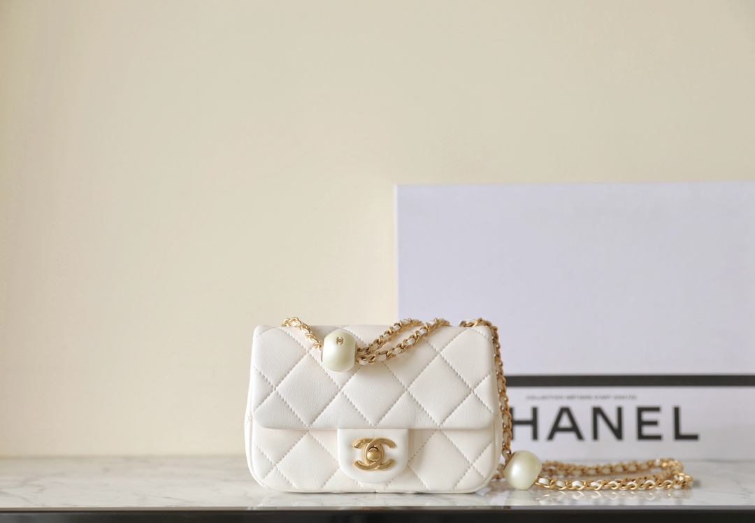 Chanel Classic Flap Bag Bolsos cruzados y bandoleras Blanco Oro retro Cuero de vaca Piel oveja Colección primavera – verano Vintage Cadena