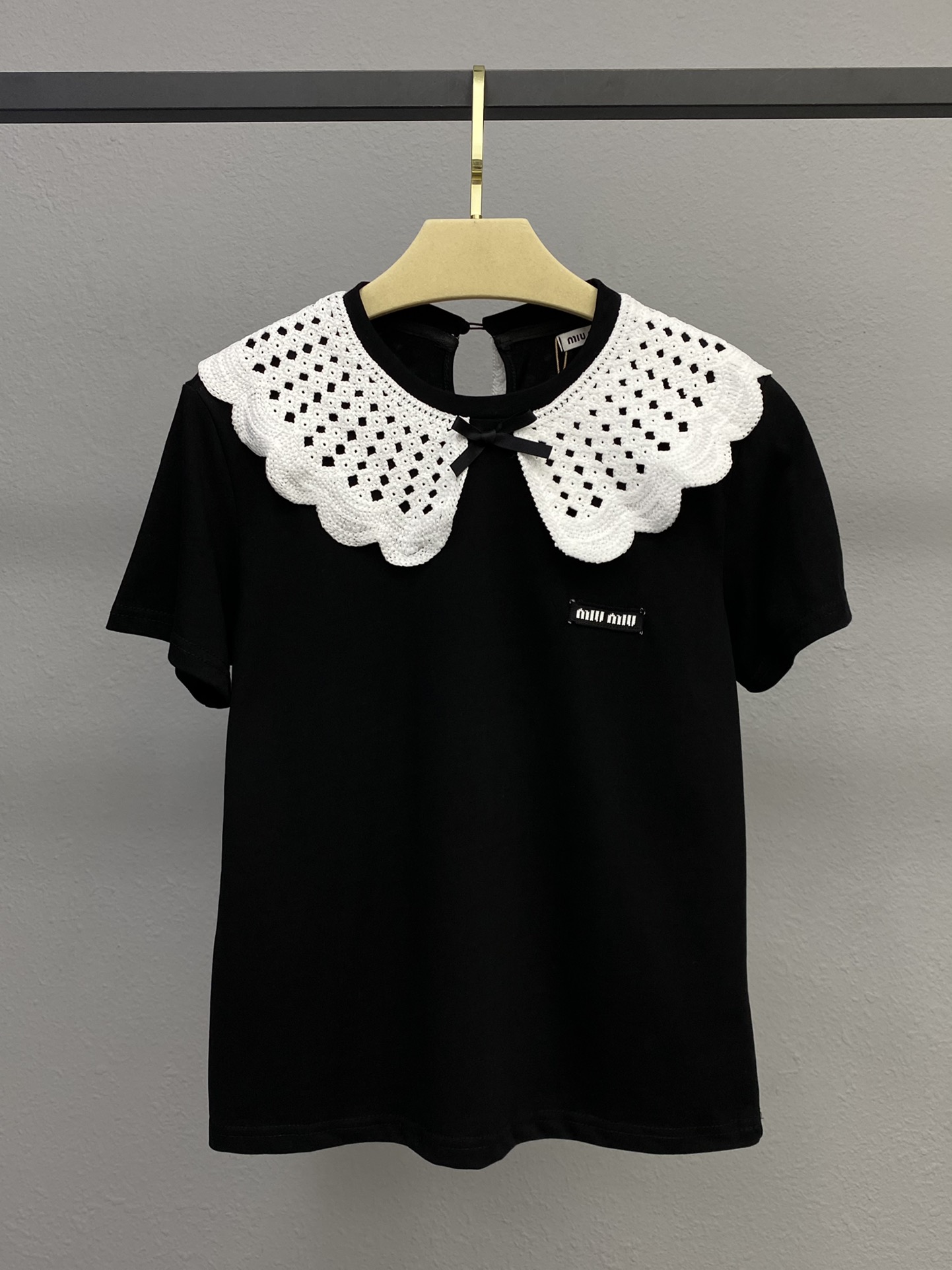 MiuMiu Bon marché
 Vêtements T-Shirt Noir Broderie de fleurs Tissé Manches courtes