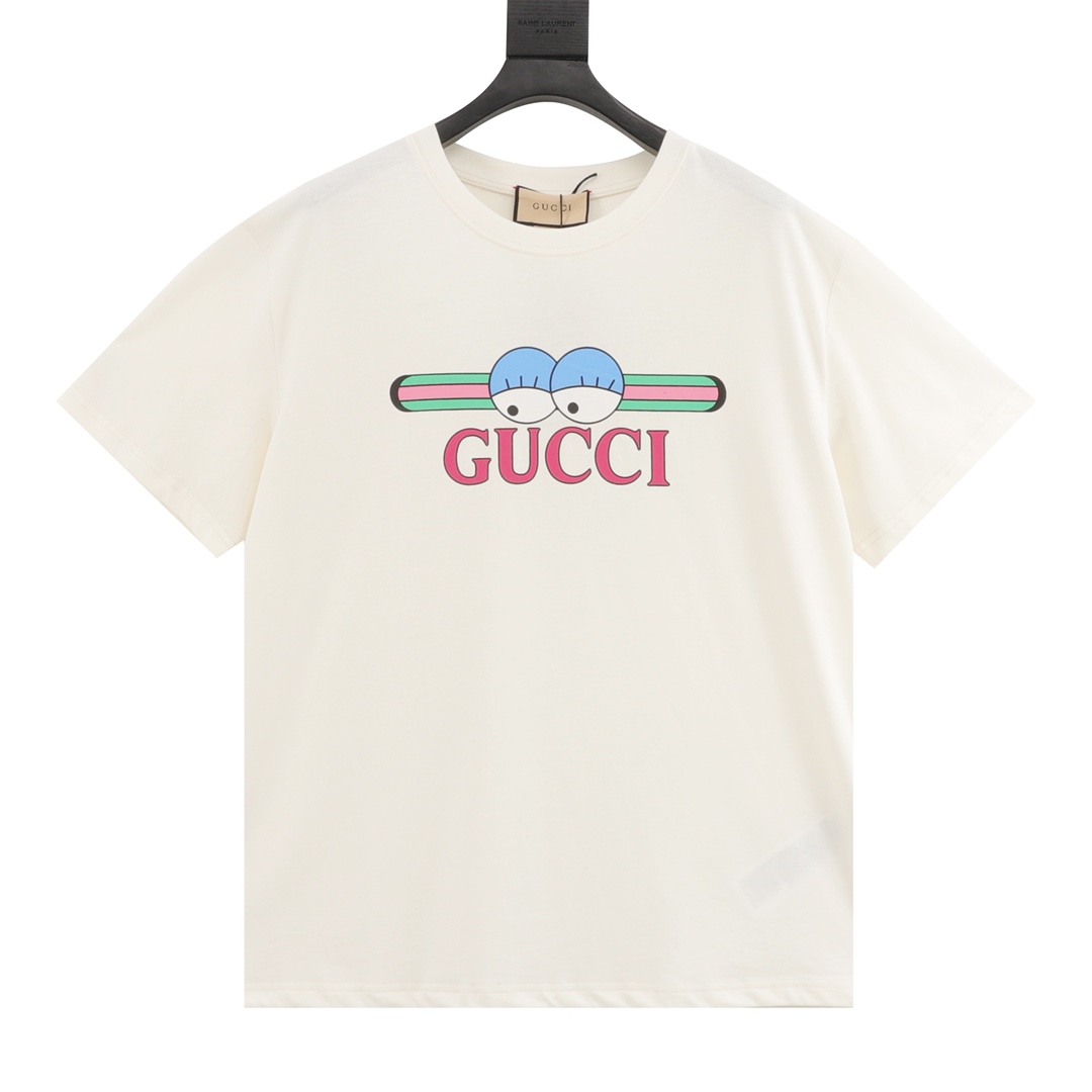 GUCCI/古驰 卡通眼睛印花短袖 原版购买，米白色针织棉、Gu眼睛和织带印花、HattieStewart的艺术作品、圆领短袖、芯片辅料全套配备。采用24S特纺紧密棉，185g；搭配40S双纱罗纹，220g。24S的纱线相对较细，因此面料…