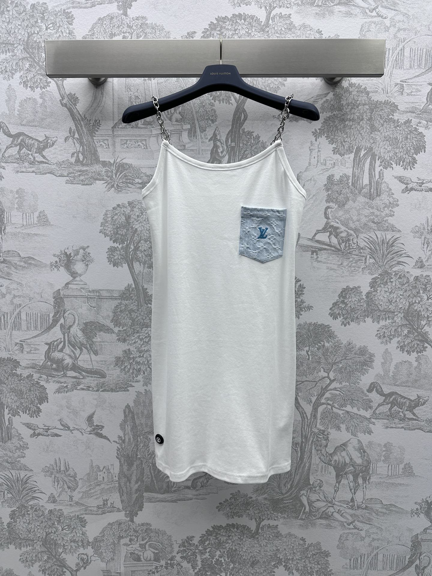 NO:696448,Louis Vuitto* new product on the shelves, pocket chain suspender skirt, customized YB imported cotton material, comfortable to the skin, good breathability, decorated with all-over embroidery presbyopia pocket decoration, chain shoulder strap design embellishment, lettering placket echoes, showing retro and fashionable style, can be worn all year round, simple and high-end fabrics and accessories development, suspender dress tailoring, the upper body is slim and tolerant, hot and western style, high version 2 colors, Louis Vuitton, skirts,19860909Louis Vuitto*新品上架口袋链条吊带裙定制YB进口全棉材质 贴肤舒适 透气性佳 饰以满印刺绣老花口袋装饰 链条肩带设计点缀 刻字襟扣呼应 呈现复古时髦风情 一年四季皆可驾驭单品 简约高级 面辅料开发 吊带连衣裙剪裁 上身显瘦包容 热辣洋气  高版本2色,,louis vuitton,skirts,,Women's clothing