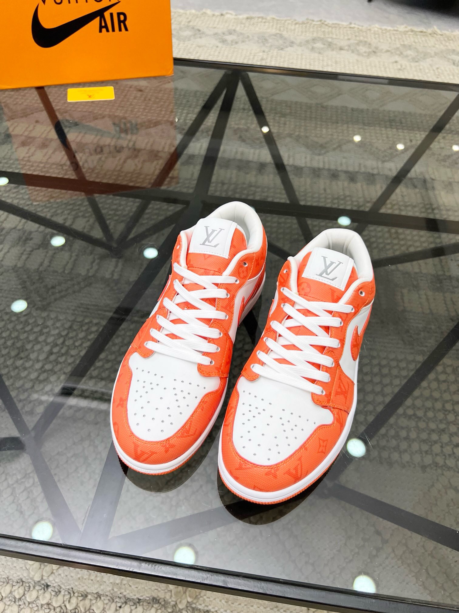 NO:218432,Brand LV·NiKe color original color matching, code number 38-44 customized 45.46 price Material Louis Vuitton·Nike new casual shoes!  The Louis Vuitton x x Nike co-branded model basically continues the style of THE TEN. The visual effects of the Swoosh car line and shoe tongue label are quite familiar, and they have both fashion and trendy attributes!  The upper is made of original material and original rubber outsole. Welcome to compare, Louis Vuitton, louis vuitton, louis vuitton, louis vuitton, stuart weitzman19860909品牌LV·NiKe 颜色原版配色 码数38-44定做45.46 价格 材质路易威登·耐克新品休闲鞋！Louis Vuitton x x Nike 联名款,设计思路基本上是延续 THE TEN 的风格,Swoosh 车线、鞋舌标签视觉效果相当熟悉,兼具时尚与潮流属性！鞋面采用原版材质,原版橡胶大底 欢迎对比,路易威登,louis vuitton,louis vuitton,louis vuitton,stuart weitzman,Men's shoes