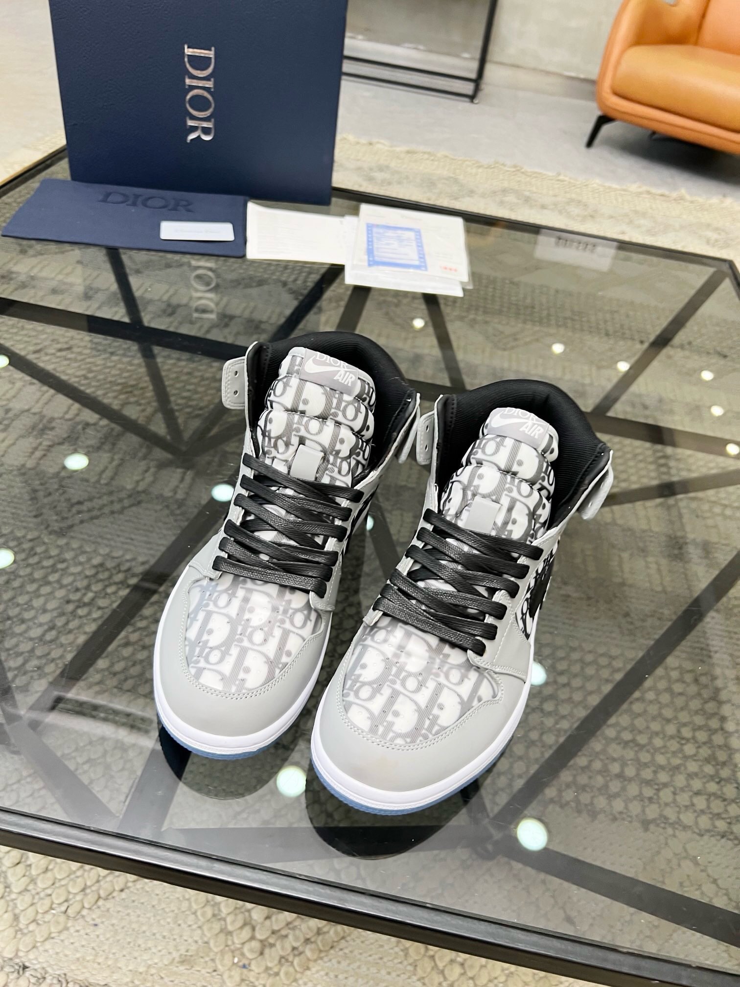 NO:216597,Brand DIOR color original color matching, code number 38-45 customized 46 price Material Dior counter new casual shoes!  High-quality Dioγ X AJ 1 High OG Top Co-branded correct version, the shoe is made of selected calfskin, the shoe body is made of milky white and dio gray spliced. It is also equipped with a Jumpman pendant, and the crystal outsole is printed with Dioγ and Jumpman wings logos respectively to highlight the identity of the sneakers. The original version is purchased with the top replica, and the details are absolutely perfect!  Welcome to compare Dior casual shoes, dior, dior, cowhide19860909品牌DIOR 颜色原版配色 码数38-45定做46 价格 材质迪奥专柜新品休闲鞋！高品质 Dioγ X AJ 1 High OG 顶级 联名正确版本,鞋款采用精选小牛皮制成,鞋身由乳白色和迪澳灰拼接组成.同时配有一个Jumpman吊坠,水晶大底分别印有Dioγ以及Jumpman wings徽标以彰显球鞋的身份 原版购入顶级复刻,细节绝对满分！欢迎对比,Dior休闲鞋,dior,dior,cowhide,Men's shoes