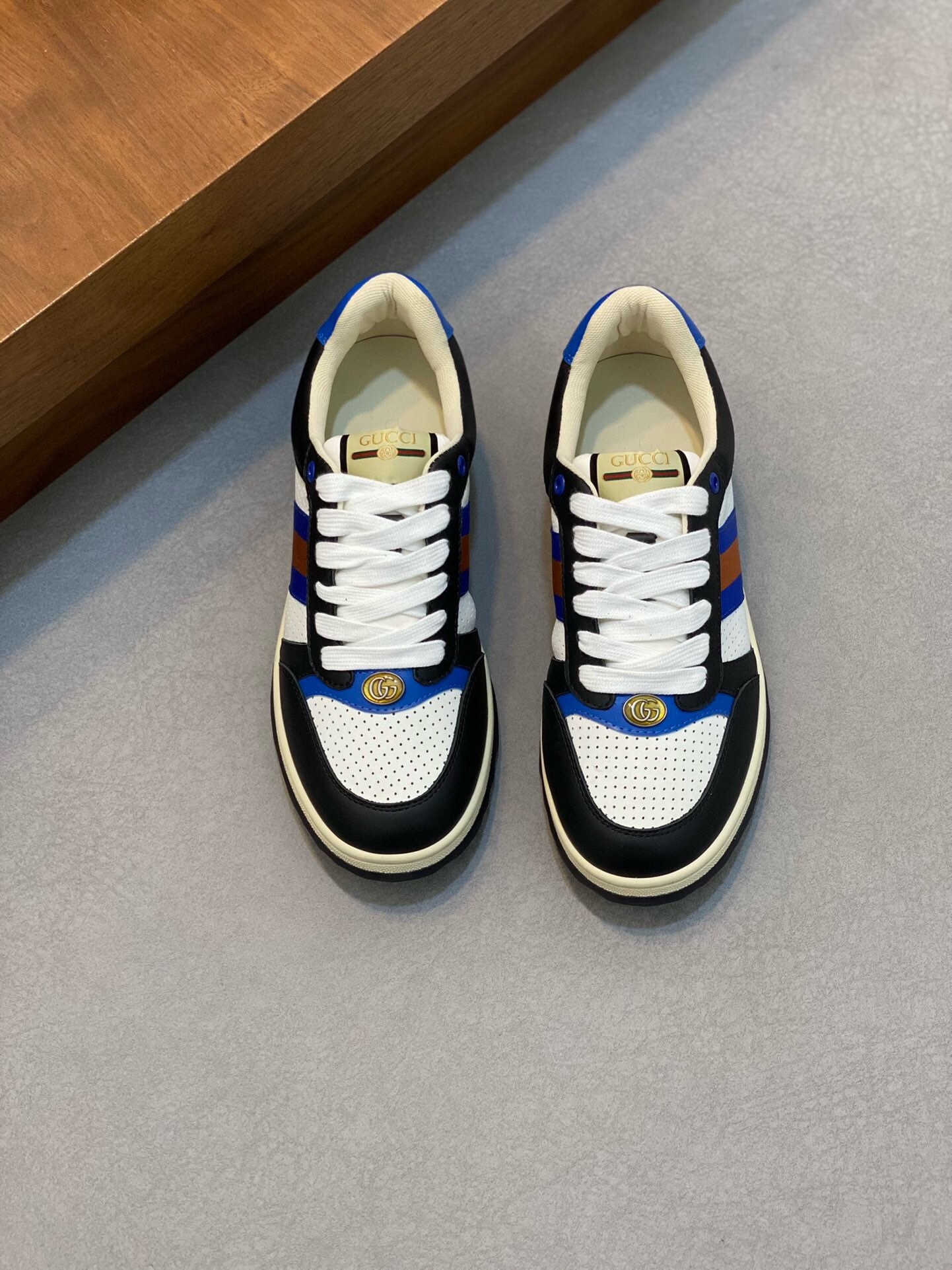 NO:218130,Brand G U C C I Color original color matching Number of 37-45 standard codes Price Material Gucci Spring and Autumn Style The same style as the counter has the latest high-end and boutique style. This colored sneakers are inspired by classic sports shoes made from 1970s. The side is decorated with nylon striped webbing. The retro Gucci logo has been specially processed, and the overall appearance is presented. Gucci casual shoes, gucci, sneakers19860909品牌G U C C I 颜色原版配色 码数37-45标准码 价格 材质古奇春秋款 专柜同款高端精品最新款 此款彩色运动鞋以70年代做旧经典运动鞋为灵感原型,1:1制作侧面饰有尼龙条纹织带,复古Gucci标识经过特殊处理,整体呈现做旧效果,古奇 休闲鞋,gucci,sneakers,Men's shoes