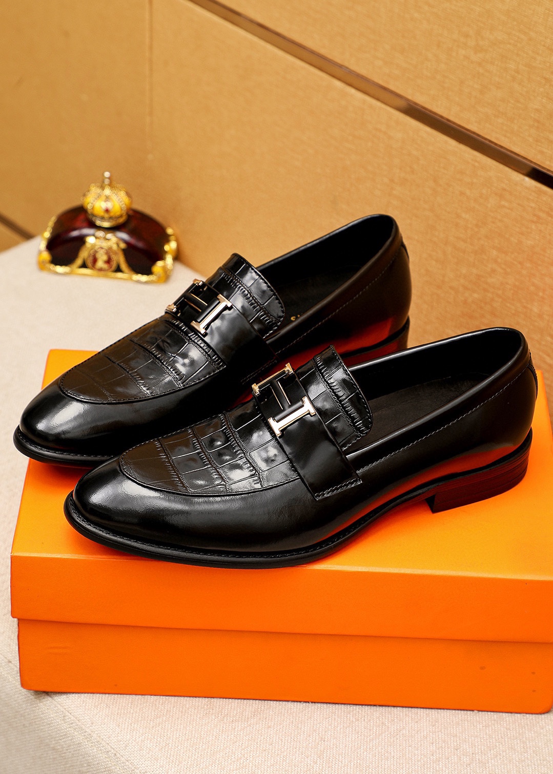 P240 💐
商品商标：HERMES「 爱马仕」休闲皮鞋
正码码数:   39-44（38.45.46🉑️订制）
商品材料：精选 进口头层小牛皮压花鞋面+经典五金扣，进口水染🐂牛皮内里。强烈立体视觉效果，组合大底
颜        色：2⃣️色可选