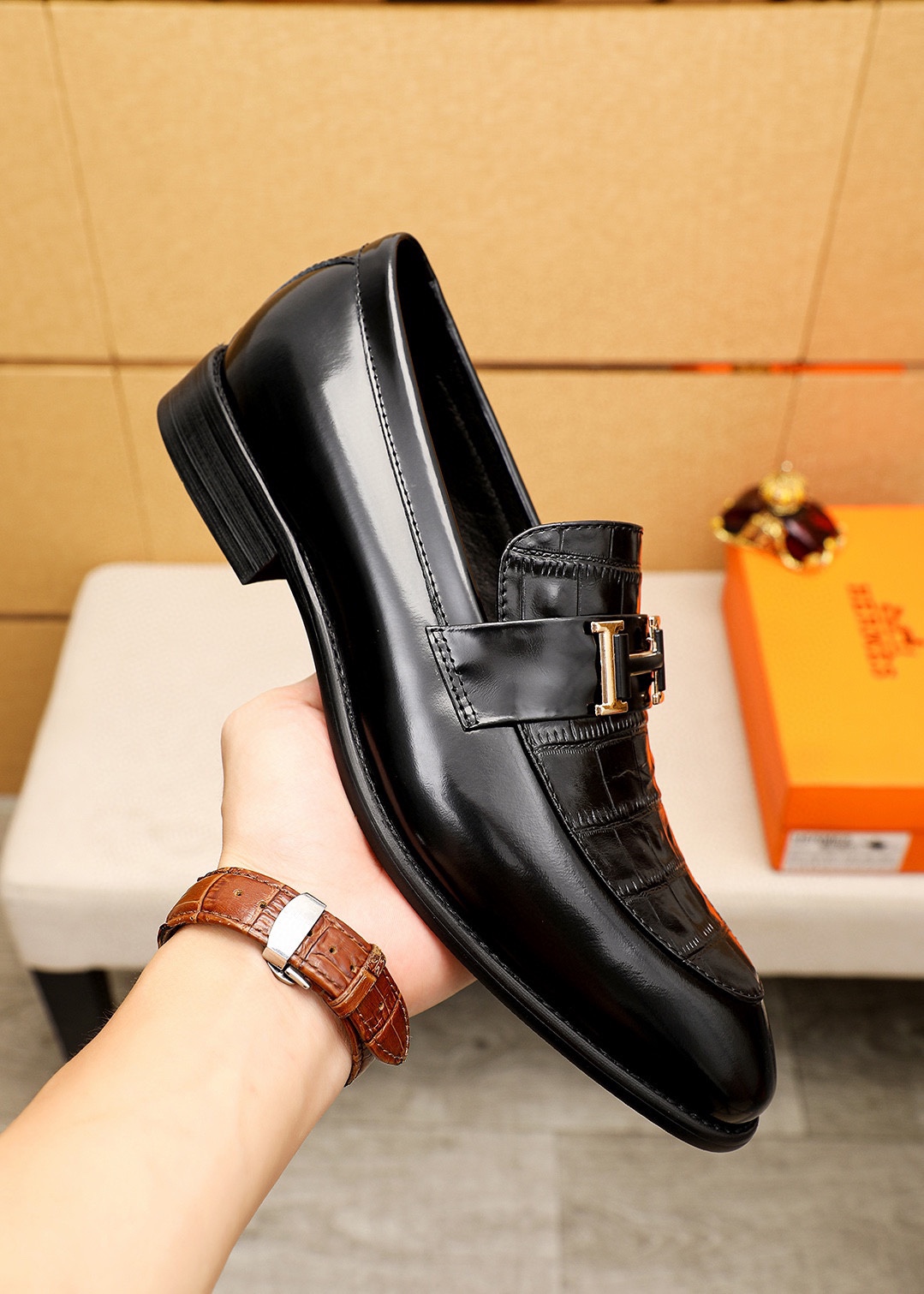 P240 💐
商品商标：HERMES「 爱马仕」休闲皮鞋
正码码数:   39-44（38.45.46🉑️订制）
商品材料：精选 进口头层小牛皮压花鞋面+经典五金扣，进口水染🐂牛皮内里。强烈立体视觉效果，组合大底
颜        色：2⃣️色可选