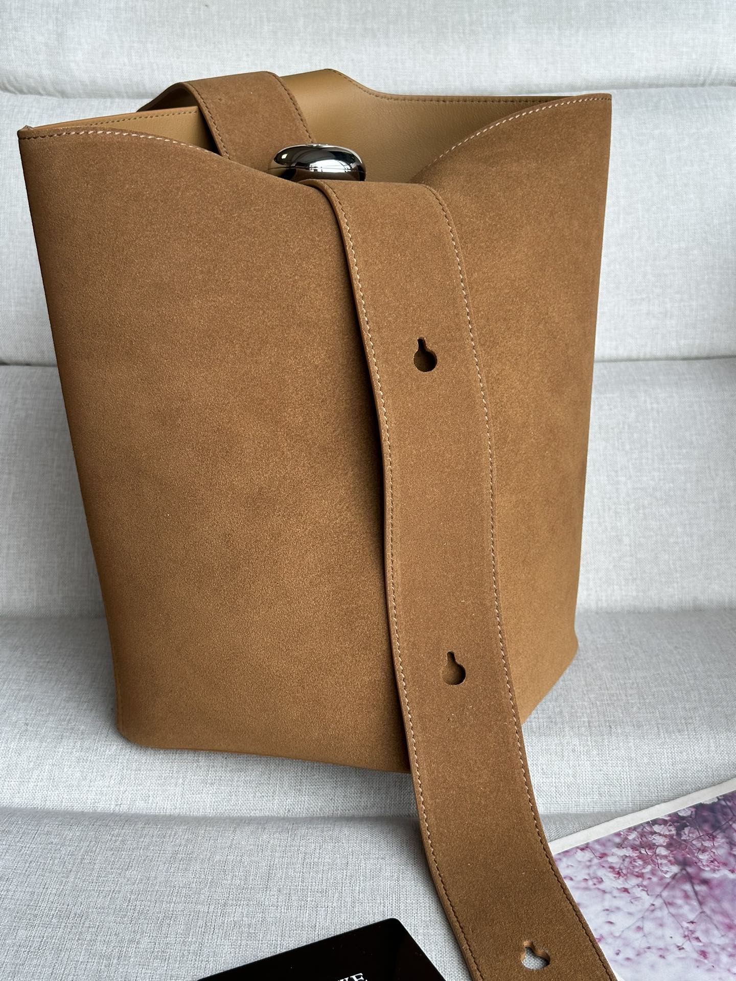 NO:179045,Genuine grade original leather New star model Model tobacco color Medium soft cowhide leather Pebble Bucket Bucket Handbag Pebble cleverly blends pure simple lines with eye-catching design style to create a unique and innovative handbag design. The iconic Anagram engraving hardware combines decorative and practical functions, adjusts the length of the shoulder strap and is suitable for a variety of carrying methods, and the unique twisted structure complements the delicate details. This medium version is made of soft cowhide leather. Shoulder or crossbody Adjustable shoulder strap Magnetic buckle closure Inner bag Synthetic leather lining Anagram engraving pebbles Size: 24.5*23.5*28cm, Superior Loewe, loewe, cowhide19860909正品级 原厂皮 新品明星同款 型号烟草色 中号柔软牛皮革 Pebble Bucket 水桶手袋 Pebble 将纯粹的简约线条与瞩目设计风格巧妙融合,造就别具一格的创新的手袋设计.标志性的 Anagram 雕刻五金件兼具装饰和实用功能,可调节肩带长度并适合多种携带方式,独特的扭曲结构与微妙的细节相得益彰.此中号版本采用柔软牛皮革制成. 可肩背或斜挎 可调节肩带 磁扣开合 内袋 合成革衬里 Anagram 雕刻卵石 尺寸:24.5*23.5*28cm,特级罗意威,loewe,cowhide,Bag