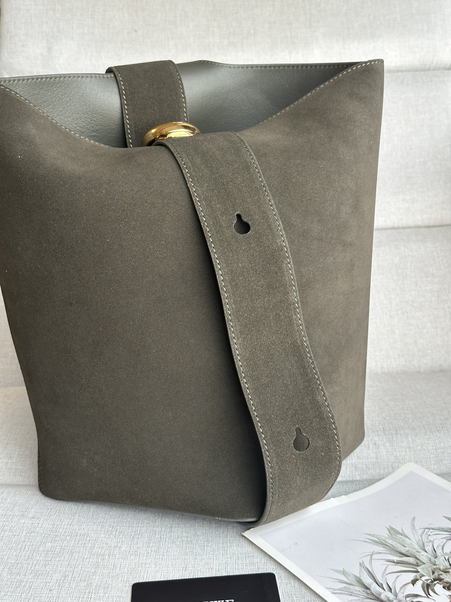 NO:179051,Genuine grade original leather New star model Olive green Medium soft cowhide leather Pebble Bucket Bucket Handbag Pebble cleverly blends pure simple lines with eye-catching design style to create a unique and innovative handbag design. The iconic Anagram engraving hardware combines decorative and practical functions, adjusts the length of the shoulder strap and is suitable for a variety of carrying methods, and the unique twisted structure complements the delicate details. This medium version is made of soft cowhide leather. Shoulder or crossbody Adjustable shoulder strap Magnetic buckle closure Inner bag Synthetic leather lining Anagram engraving pebbles Size: 24.5*23.5*28cm, Superior Loewe, loewe, cowhide19860909正品级 原厂皮 新品明星同款 型号橄榄绿色 中号柔软牛皮革 Pebble Bucket 水桶手袋 Pebble 将纯粹的简约线条与瞩目设计风格巧妙融合,造就别具一格的创新的手袋设计.标志性的 Anagram 雕刻五金件兼具装饰和实用功能,可调节肩带长度并适合多种携带方式,独特的扭曲结构与微妙的细节相得益彰.此中号版本采用柔软牛皮革制成. 可肩背或斜挎 可调节肩带 磁扣开合 内袋 合成革衬里 Anagram 雕刻卵石 尺寸:24.5*23.5*28cm,特级罗意威,loewe,cowhide,Bag