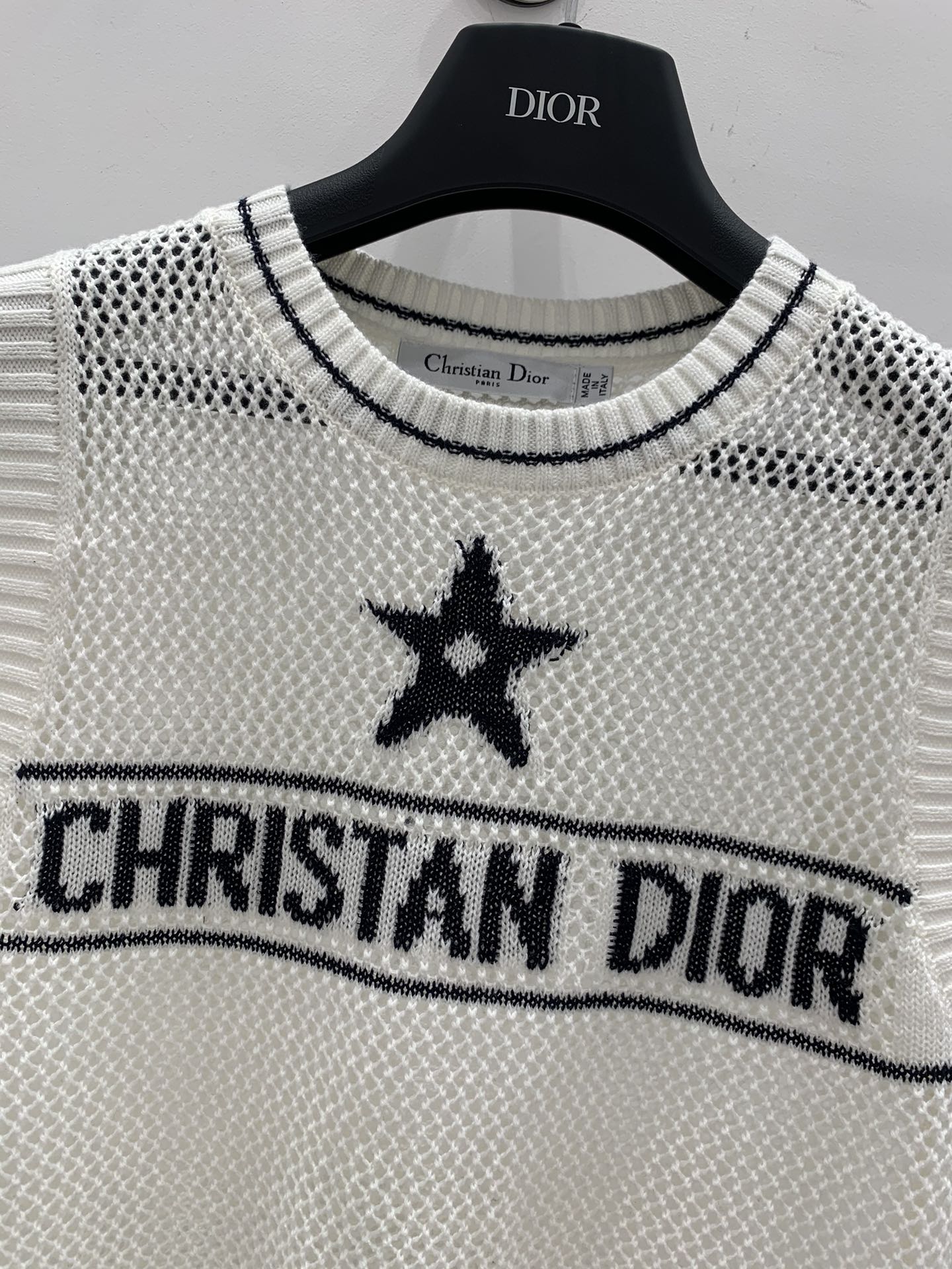 【DIOR迪奥】💰248💰
2024春夏新款 针织背心🆕 领口下摆黑白条纹拼色设计 经典字母logo⭐图案装饰 超薄镂空透气舒服 简约随性百搭 尺码SML