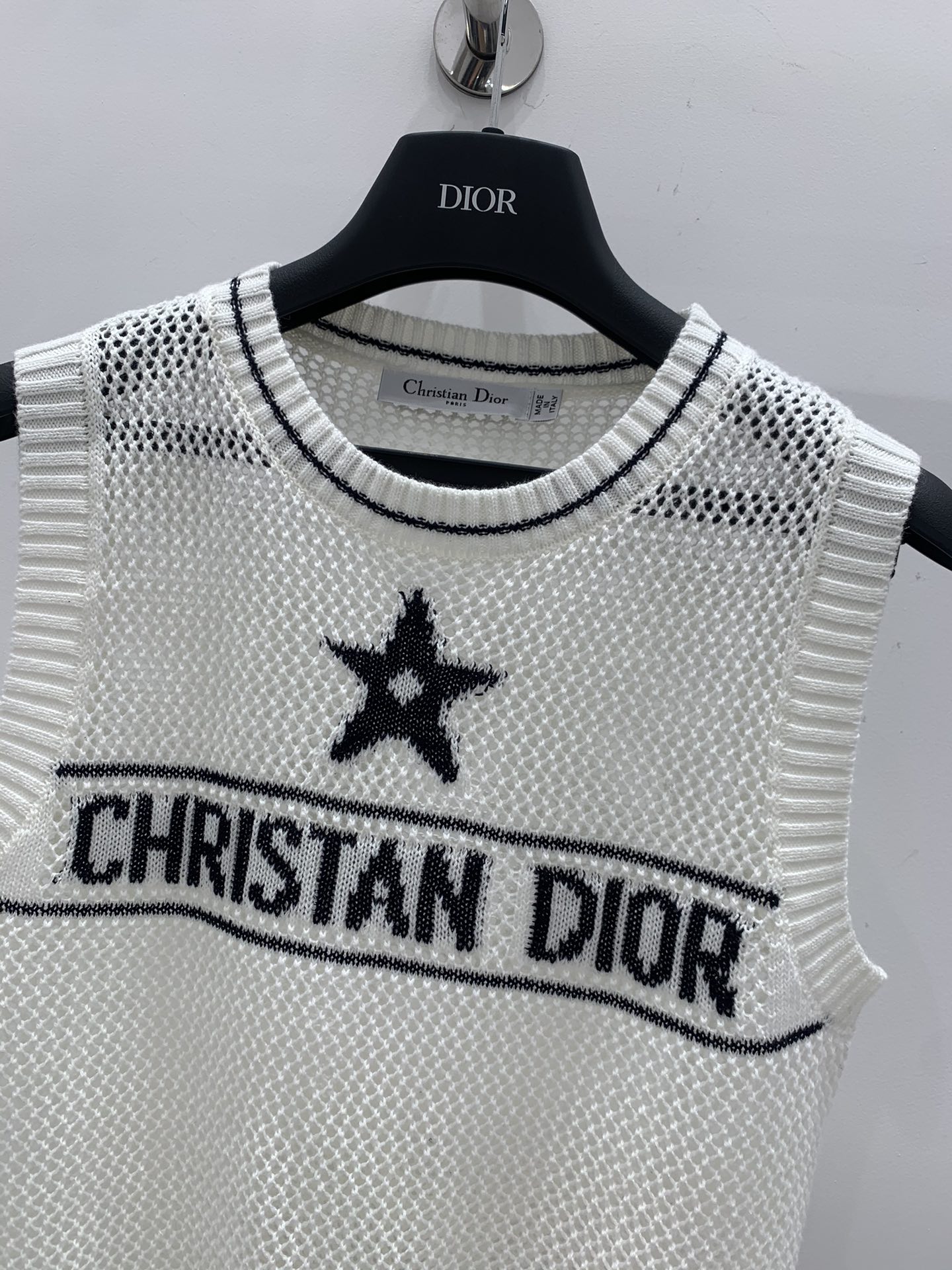 【DIOR迪奥】💰248💰
2024春夏新款 针织背心🆕 领口下摆黑白条纹拼色设计 经典字母logo⭐图案装饰 超薄镂空透气舒服 简约随性百搭 尺码SML