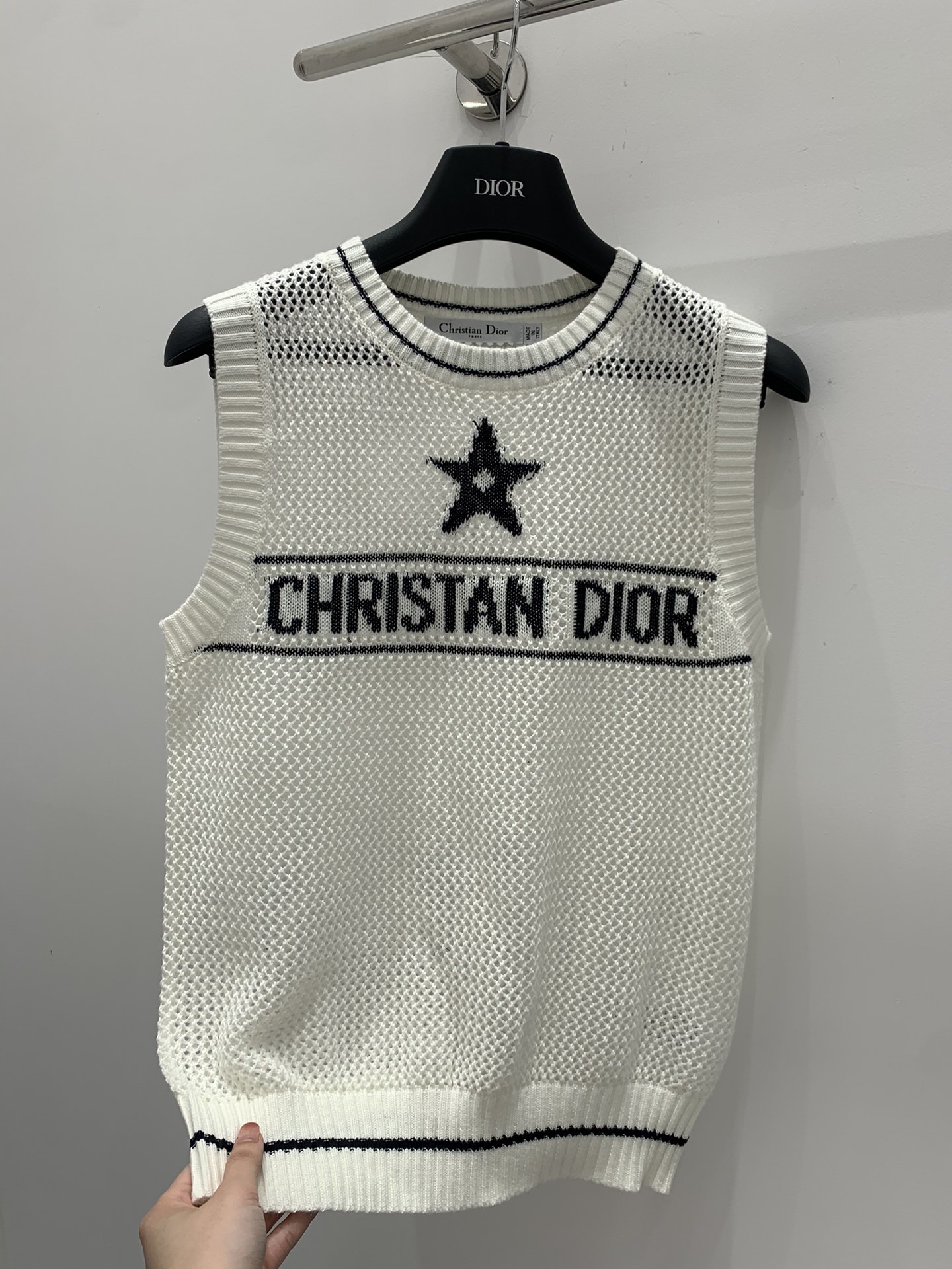 【DIOR迪奥】💰248💰
2024春夏新款 针织背心🆕 领口下摆黑白条纹拼色设计 经典字母logo⭐图案装饰 超薄镂空透气舒服 简约随性百搭 尺码SML