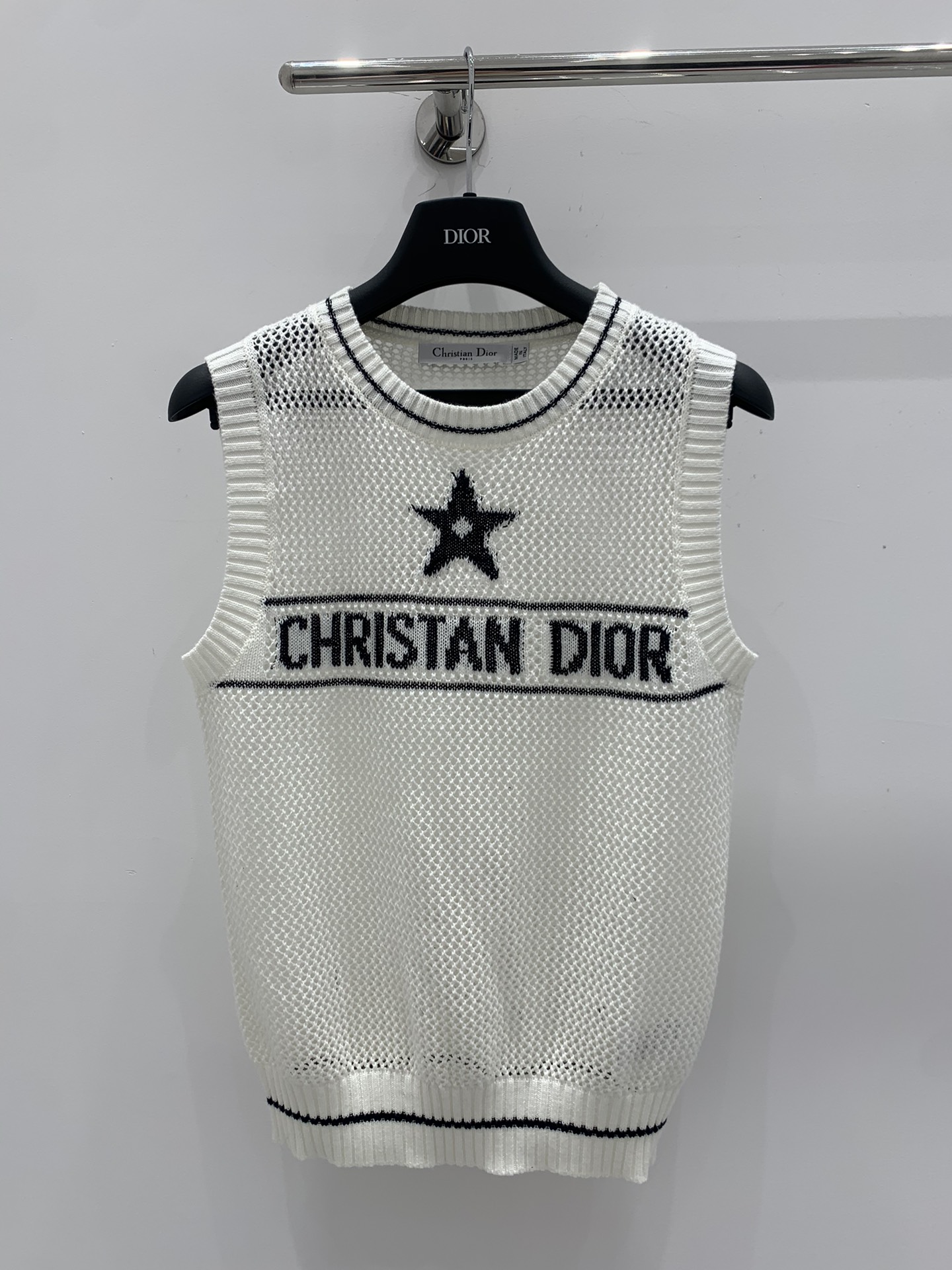 【DIOR迪奥】💰248💰
2024春夏新款 针织背心🆕 领口下摆黑白条纹拼色设计 经典字母logo⭐图案装饰 超薄镂空透气舒服 简约随性百搭 尺码SML