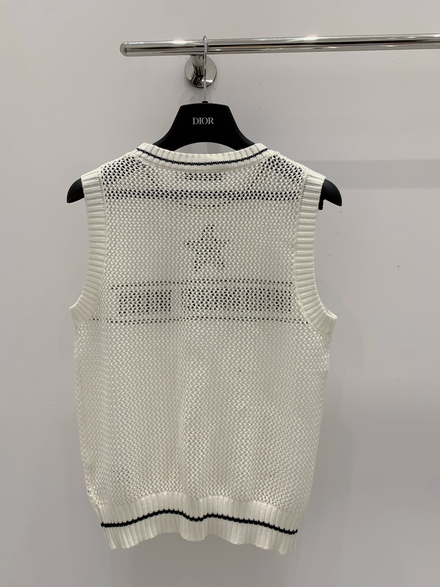 【DIOR迪奥】💰248💰
2024春夏新款 针织背心🆕 领口下摆黑白条纹拼色设计 经典字母logo⭐图案装饰 超薄镂空透气舒服 简约随性百搭 尺码SML