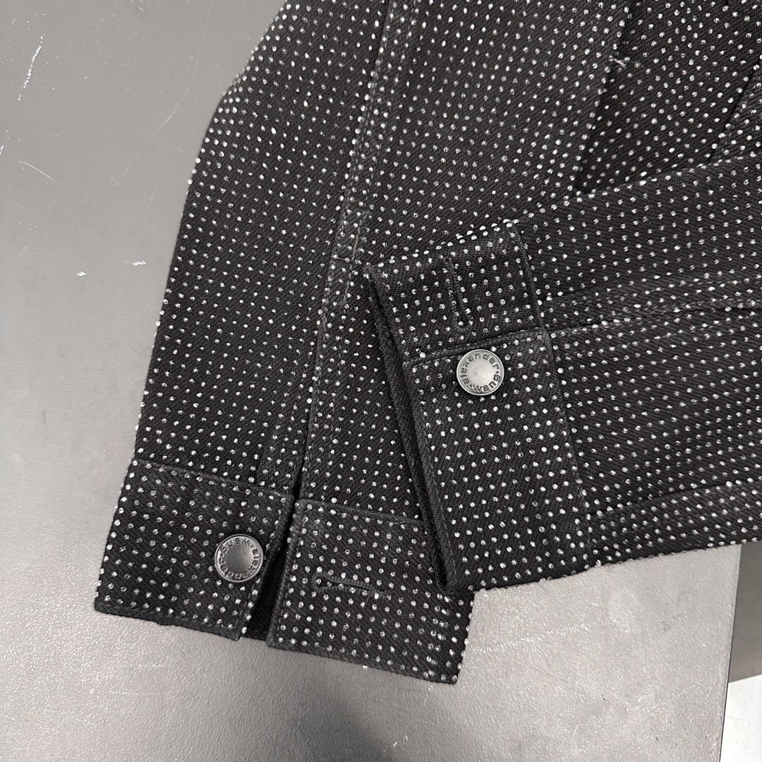 Alexander wang｜新款牛仔外套，纯棉牛仔面布，整身重工高温烫钻工艺，短款高腰版型遮肉显腿长，整身重工同色烫钻