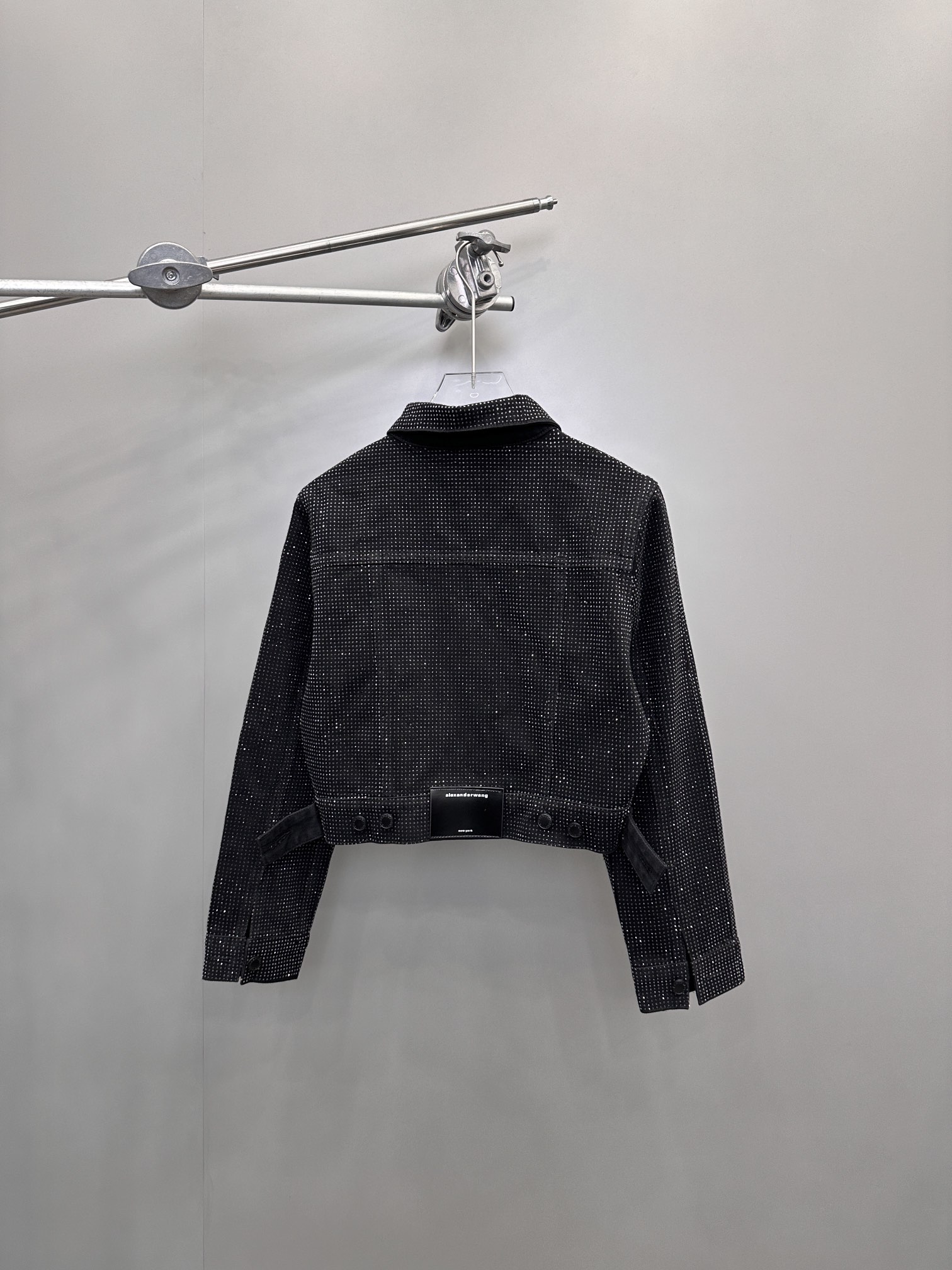 Alexander wang｜新款牛仔外套，纯棉牛仔面布，整身重工高温烫钻工艺，短款高腰版型遮肉显腿长，整身重工同色烫钻