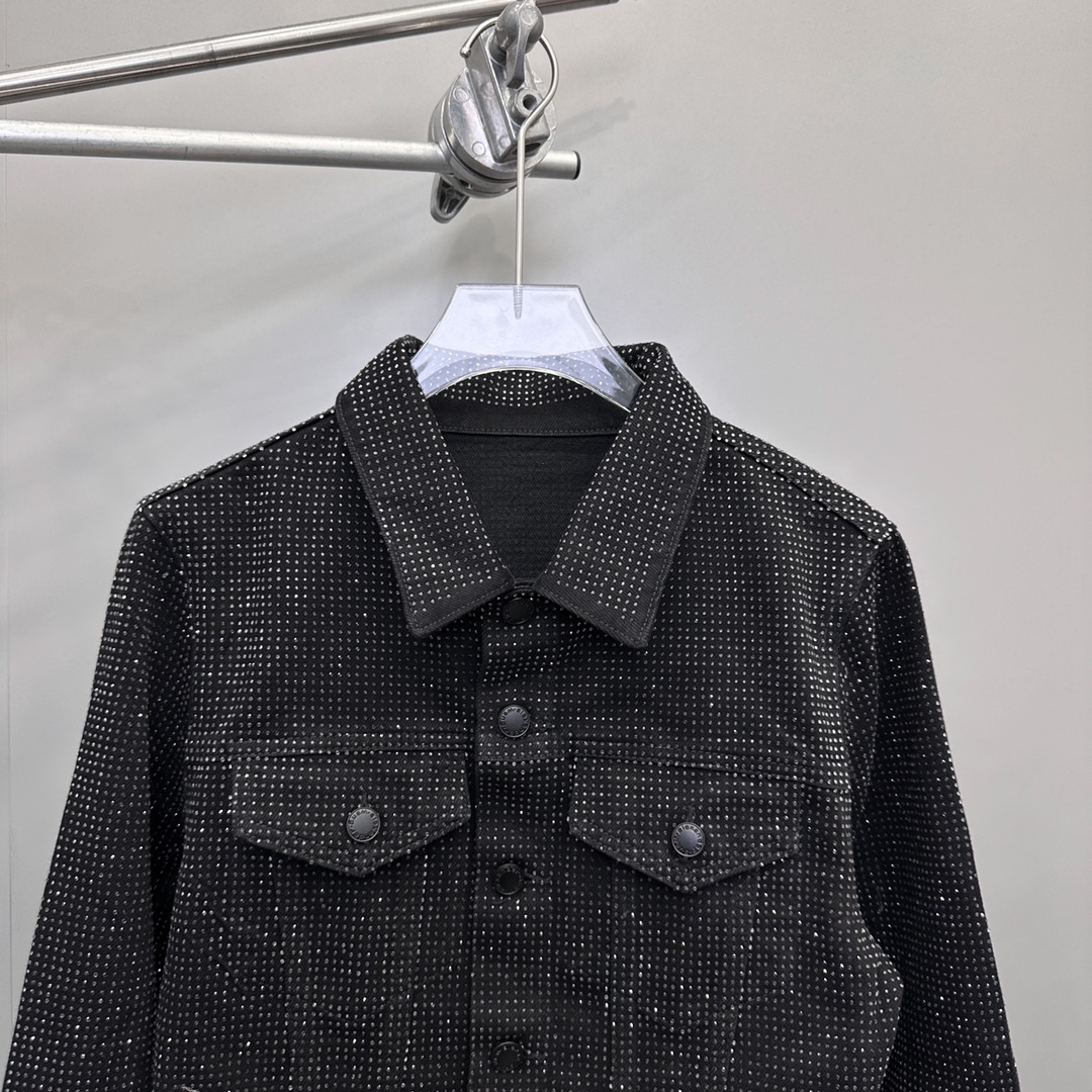 Alexander wang｜新款牛仔外套，纯棉牛仔面布，整身重工高温烫钻工艺，短款高腰版型遮肉显腿长，整身重工同色烫钻