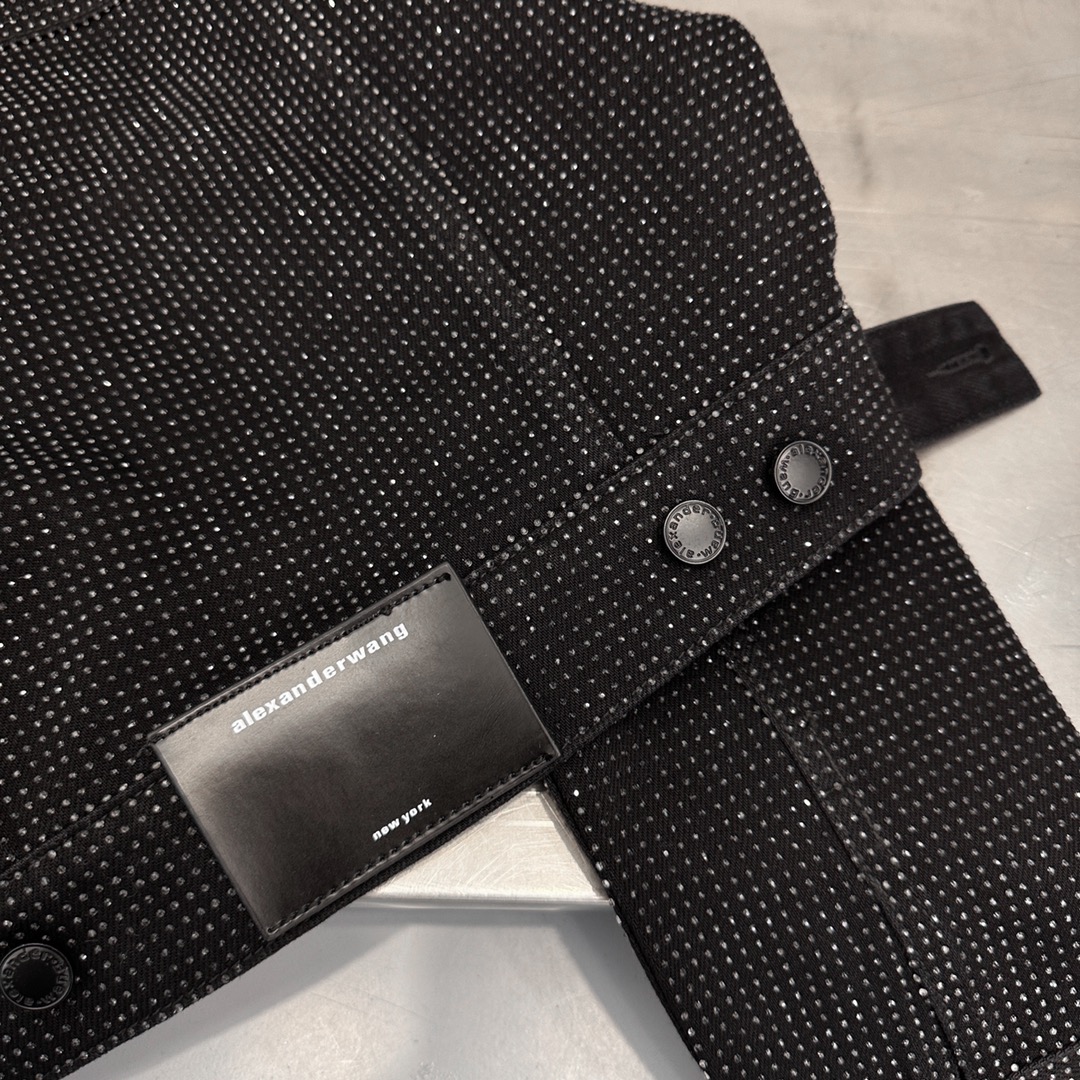 Alexander wang｜新款牛仔外套，纯棉牛仔面布，整身重工高温烫钻工艺，短款高腰版型遮肉显腿长，整身重工同色烫钻