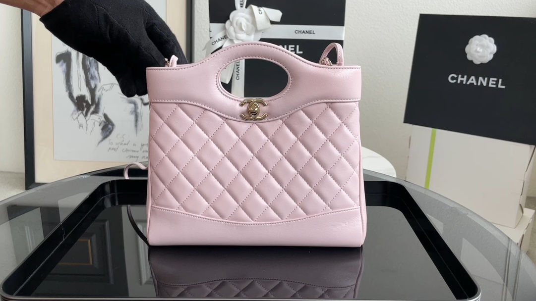[Chanel Women