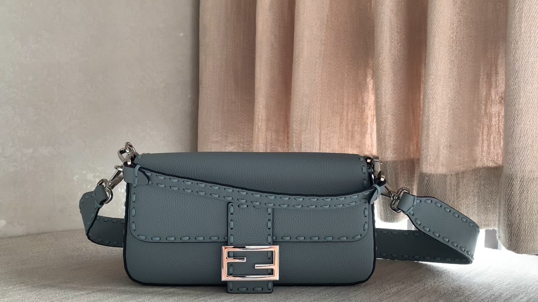 Fendi Light blue Togo leather, hand-made stringing, full of high-end feel