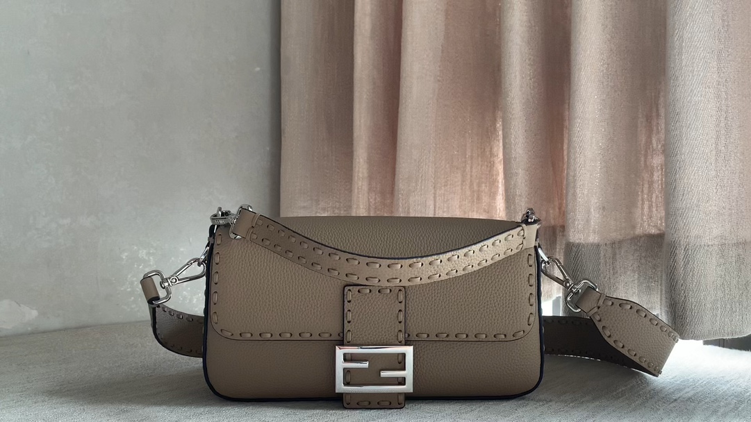Fendi High-grade dove gray Togo leather, hand-made stringing, full of high-end feel