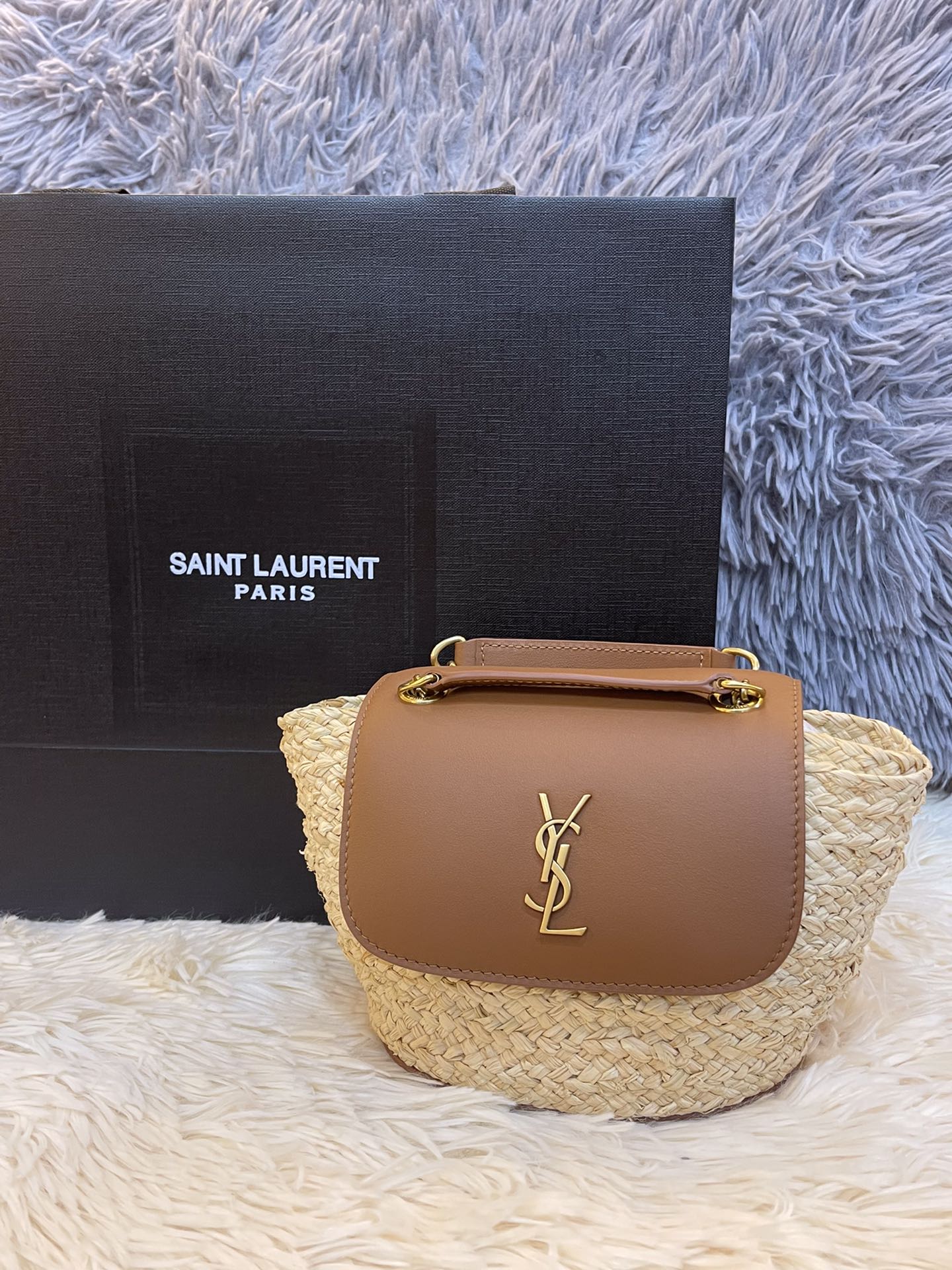 NO:179080,The new MINI MANON mini basket handbag, the Rafia woven design is paired with a metal leather flip, the handbag is equipped with a sliding chain shoulder strap, which can be carried on the shoulder or crossbody!  Novel and unique bag design and a strong vacation atmosphere!  Pure handmade stitches and threads, each piece is unique!  Size 23 X 12 X 6 cm Item No. 774269, YSL, saint laurent, espadrilles19860909新款MINI MANON拉菲草 迷你提篮手袋,拉菲草编织设计搭配金属皮革翻盖,手袋配有滑动式链条肩带,可肩背或斜挎背法！新颖独特的包型设计、浓浓的度假气息！纯手工一针一线制作勾出 每一件都是独一无二！ 尺寸23 X 12 X 6厘米 货号774269,YSL,saint laurent,espadrilles,Bag