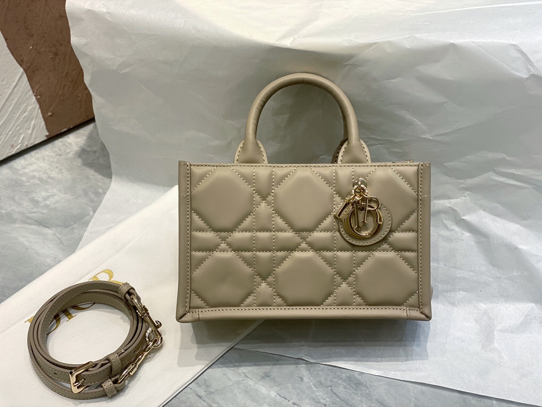 El mejor asequible
 Dior Book Tote Bolsos de mano Bolsos de Tote Marrón Oro Cuero de vaca Mini