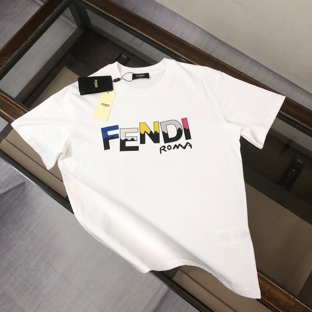 A????FENDI 芬迪 2024最新款情侣款圆领短袖 情侣T恤\n 春夏新品 高品质 ????????时尚百搭潮款 定制进口面料 ！立体字母撞色logo印花工艺！穿着舒适 透气 时尚不失个性  上身休闲随性 帅气有型 彰显大牌气质。三标齐全！！\n颜色：黑色 白色 桔色 天蓝色 \n 尺码：S M L XL(宽松版型 下单请报身高体重)（下单敬请报身高体重 以配合适码数！⬇️14ZAzzdqdzbdbs）