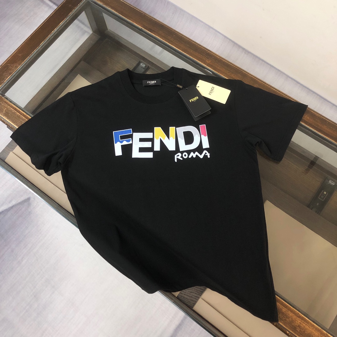 A????FEND2024最新款情侣款圆领短袖 情侣T恤\n 春夏新品 高品质 ????????时尚百搭潮款 定制进口面料 ！立体字母撞色logo印花工艺！穿着舒适 透气 时尚不失个性  上身休闲随性 帅气有型 彰显大牌气质。三标齐全！！\n颜色：黑色 白色 桔色 天蓝色 \n 尺码：S M L XL(宽松版型 下单请报身高体重)\nah