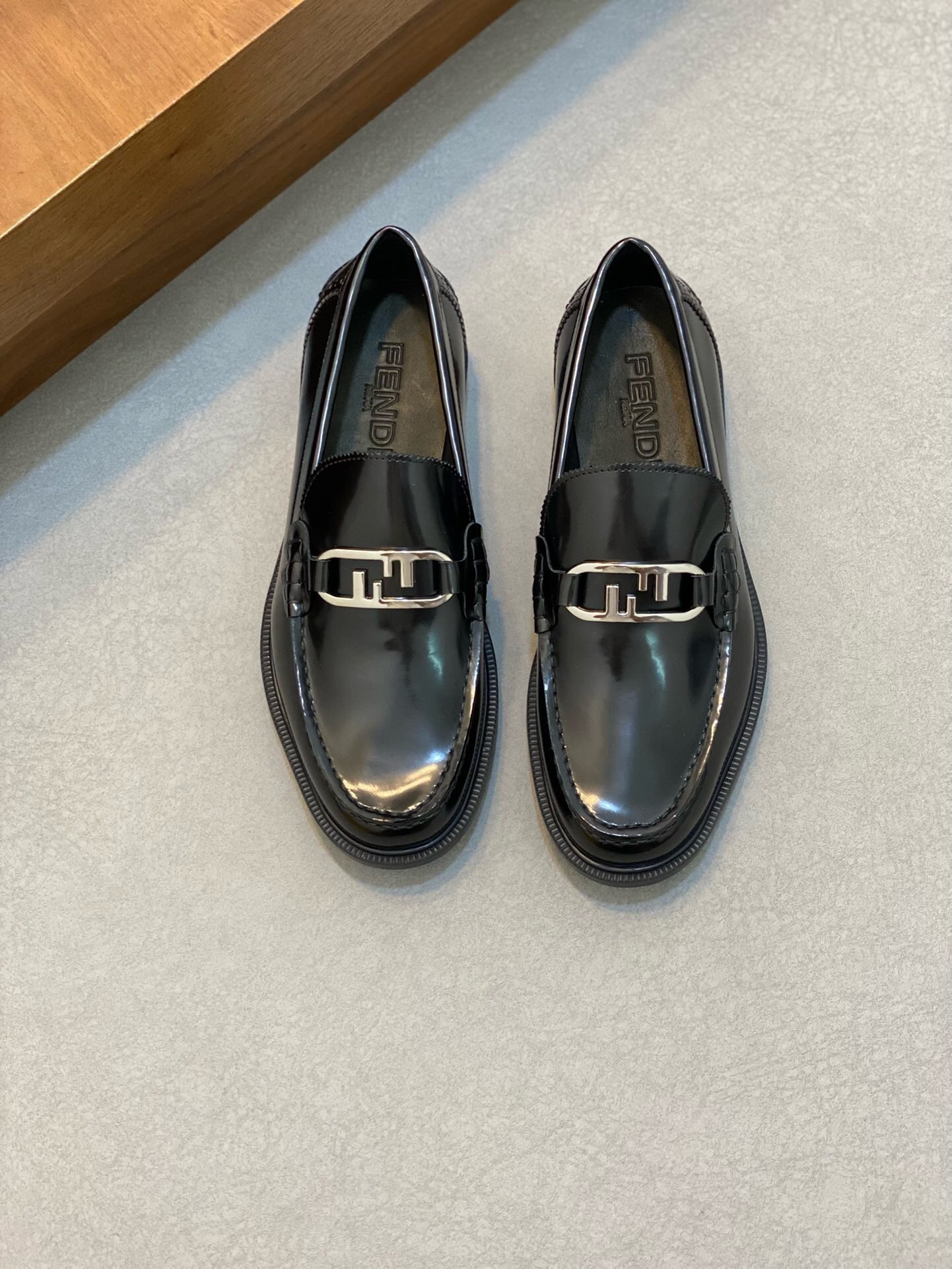 NO:216811,Brand FENDI color original color matching number 39-44 customized 38.45 Price Material new Fendi style Business loafers Original high-quality upper imported cowhide making cowhide feet, cowhide inner style fashionable dynamic original rubber outsole simple and elegant casual and fashionable, Fendi casual shoes, fendi, fendi, loafers, cowhide19860909品牌FENDI 颜色原版配色 码数39-44定做38.45 价格 材质芬迪新款 商务 乐福鞋 原版高品质鞋面进口牛皮制作 牛皮垫脚、牛皮内里版型时尚 动感十足原版橡胶大底简洁大方休闲时尚,芬迪休闲鞋,fendi,fendi,loafers,cowhide,Men's shoes