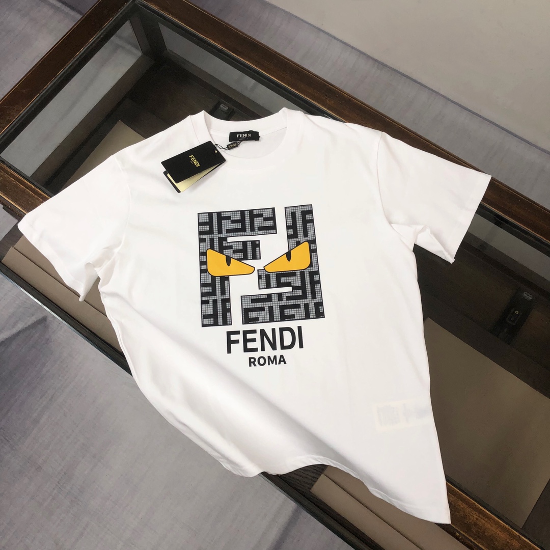 A????FENDI 芬迪  2024最新款情侣款圆领短袖 情侣T恤\n 春夏新品 高品质 ????????时尚百搭潮款 定制进口面料 ！穿着舒适 透气 时尚不失个性  上身休闲随性 帅气有型 彰显大牌气质。三标齐全！！\n颜色：黑色 白色 \n 尺码：S M L XL(宽松版型 下单请报身高体重)（下单敬请报身高体重 以配合适码数！⬇️14ZAzzdqdzbdbs）