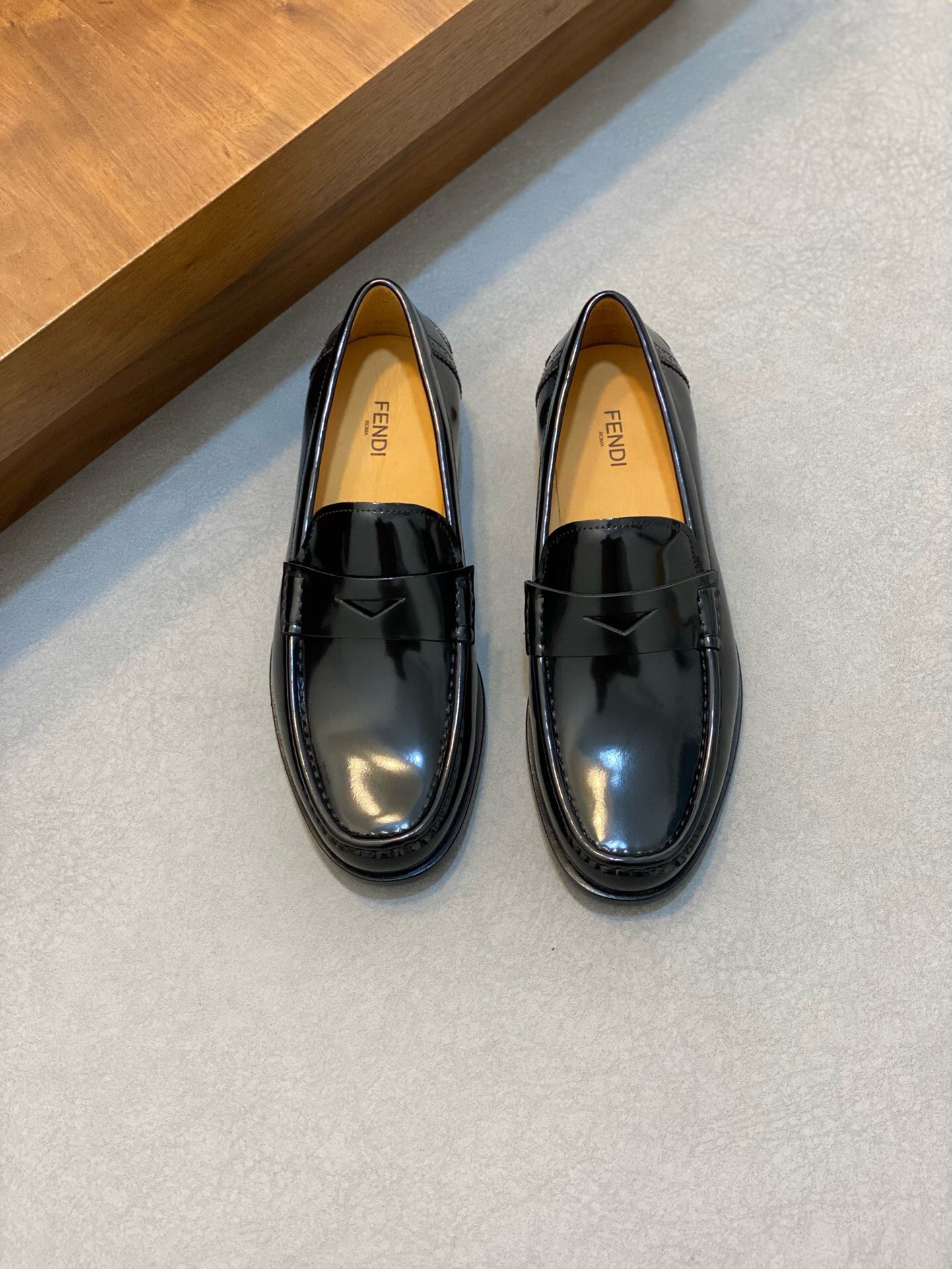 NO:216802,Brand FENDI color original color matching Size 39-44 Custom made 38.45 Price Material Fendi new style Business Loafers Original high-quality upper imported cowhide making Cowhide feet, cowhide inner style fashionable dynamic (original genuine leather sole) simple and generous casual and fashionable, Fendi leather shoes, fendi, fendi, loafers, cowhide, Leather soles19860909品牌FENDI 颜色原版配色 码数39-44定做38.45 价格 材质芬迪新款 商务 乐福鞋 原版高品质鞋面进口牛皮制作 牛皮垫脚、牛皮内里版型时尚 动感十足（原版真皮大底）简洁大方休闲时尚,芬迪皮鞋,fendi,fendi,loafers,cowhide,Leather soles,Men's shoes