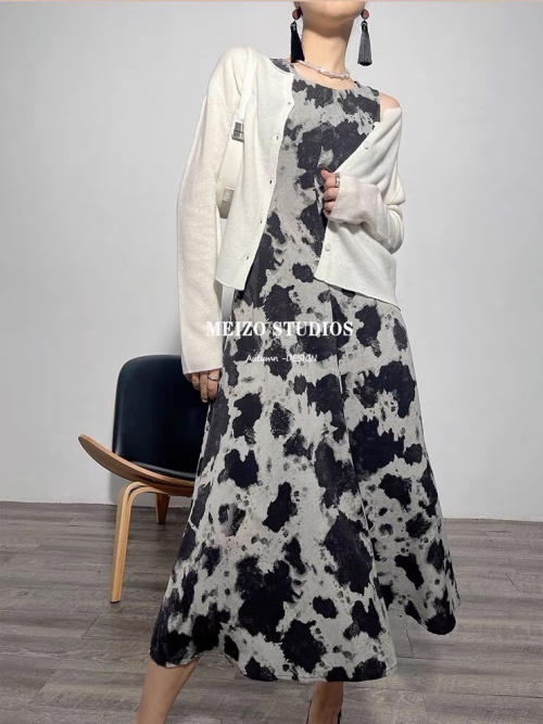Elegant Women's Fine Knit Cardigan with Shimmering Tencel Fabric and Long Sleeves 1 Elegant Women's Fine Knit Cardigan with Shimmering Tencel Fabric and Long Sleeves