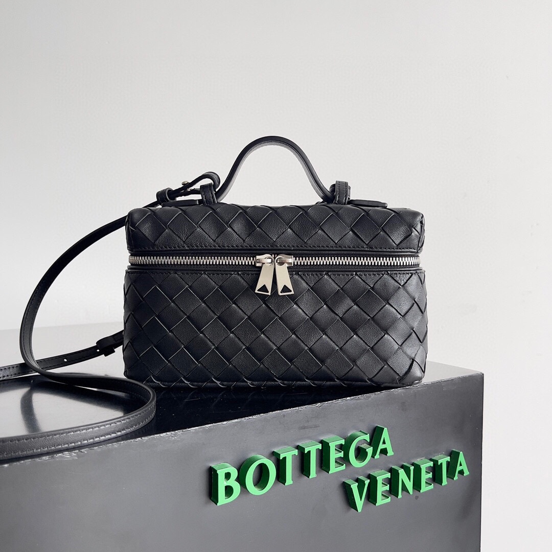 首发新品Bottega Veneta 春夏编织拉链斜挎包 一款可以做化妆包的斜挎包包，精致的编织，小巧的包身，是即将到来的夏天必不可少的穿搭点缀，双拉链也更好的保护了包包，容量大，喜欢的不要错过啦 尺寸：.cm JD