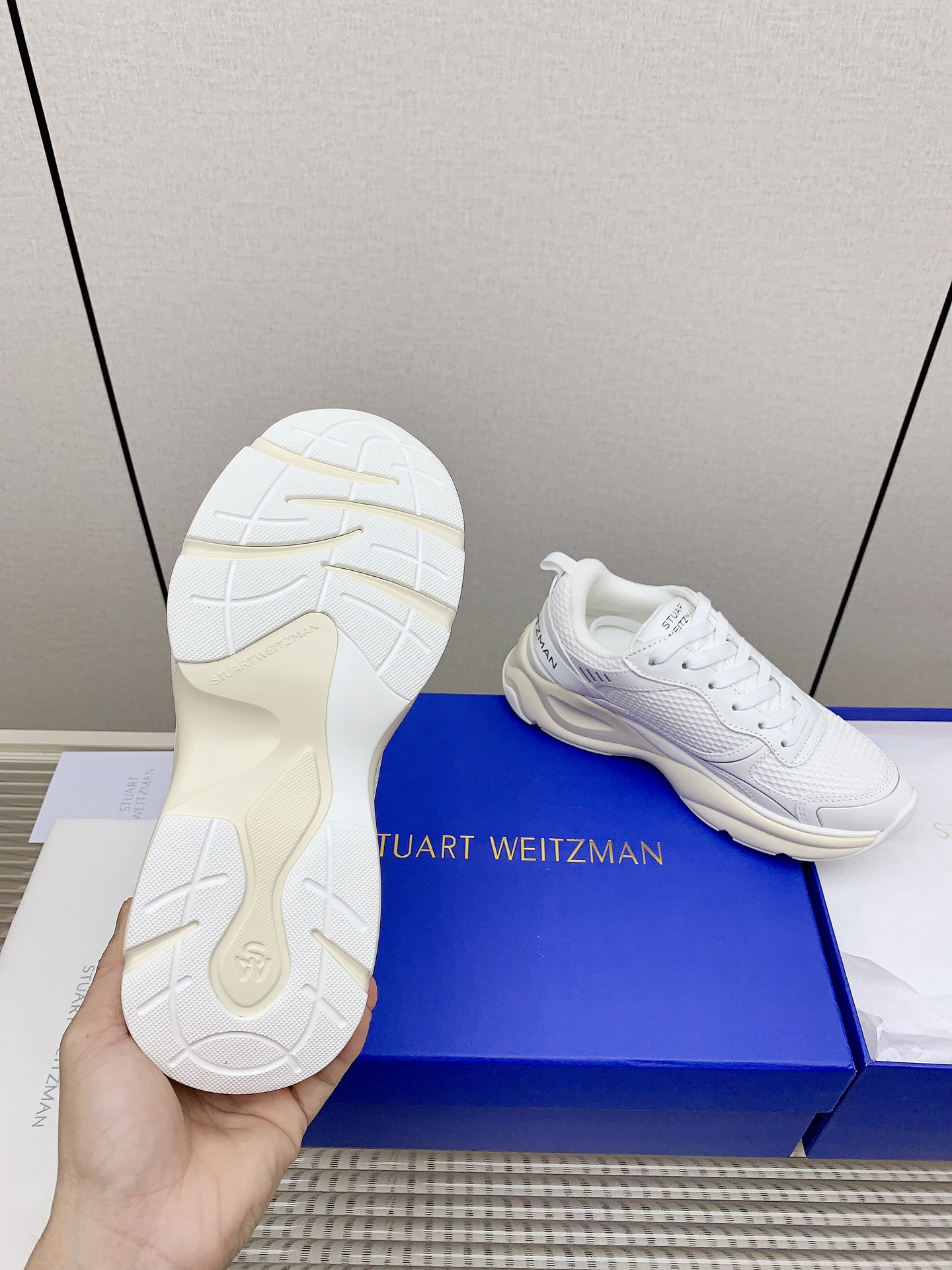 Stuart Weitzman Steinman SW Trainer Belt Sneakers: Fashionable and Functional High-Top Shoes - 图片 9