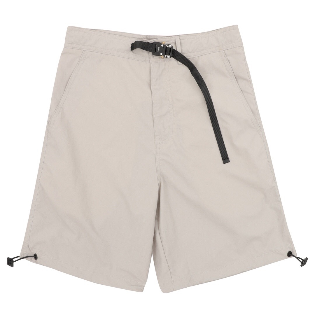 Shorts Dio* serie CD 1947 con cinturón a cuadros, tejidos tecnológicos y amigables con el medio ambiente, eti…
