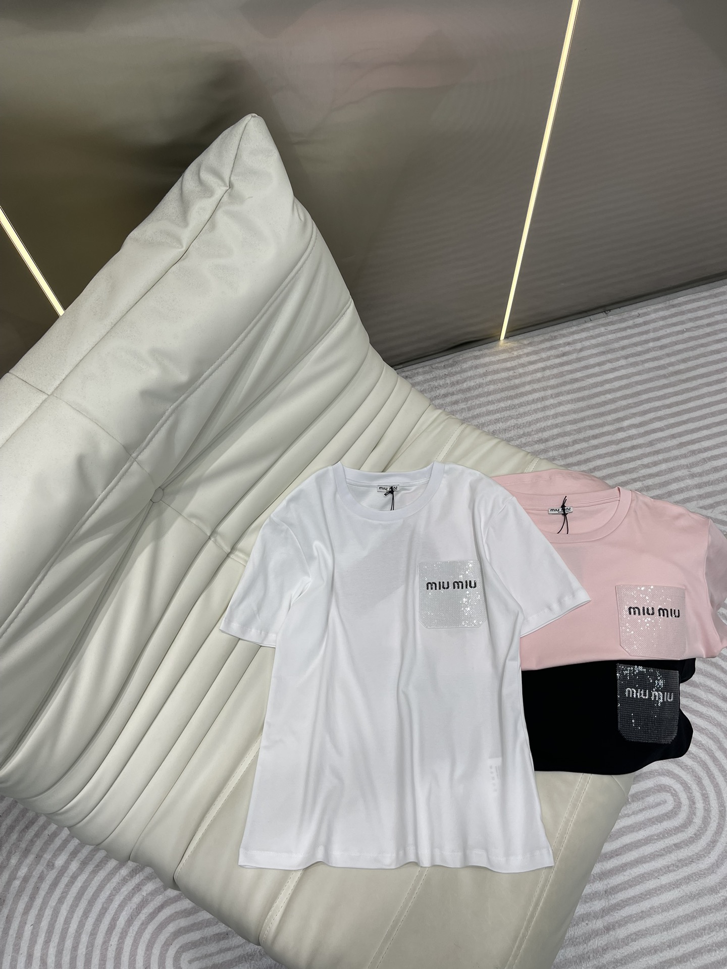 MiuMiu Vêtements T-Shirt Noir Couleur rose Blanc Broderie de fleurs Manches courtes AA23988200