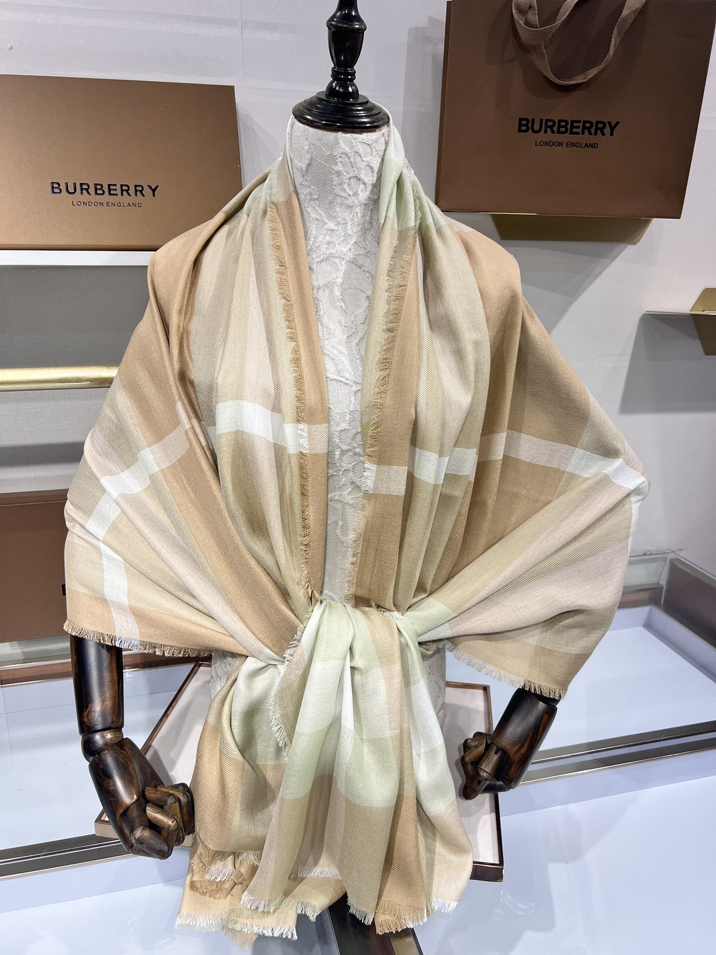 BURBERRY系列专柜最新同步！本系列经过专柜品质染色首道工序清洗后直接加工保持了原生态的柔顺亮泽薄如