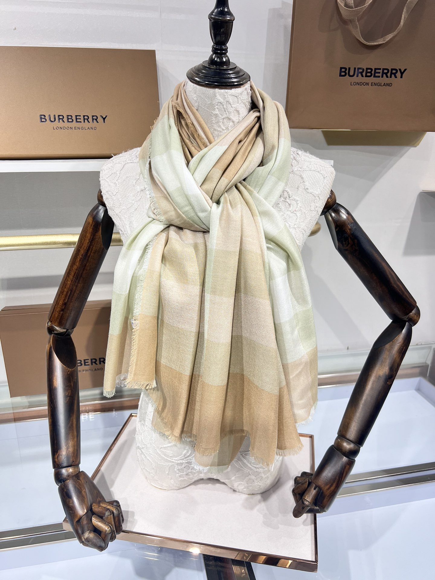 BURBERRY系列专柜最新同步！本系列经过专柜品质染色首道工序清洗后直接加工保持了原生态的柔顺亮泽薄如